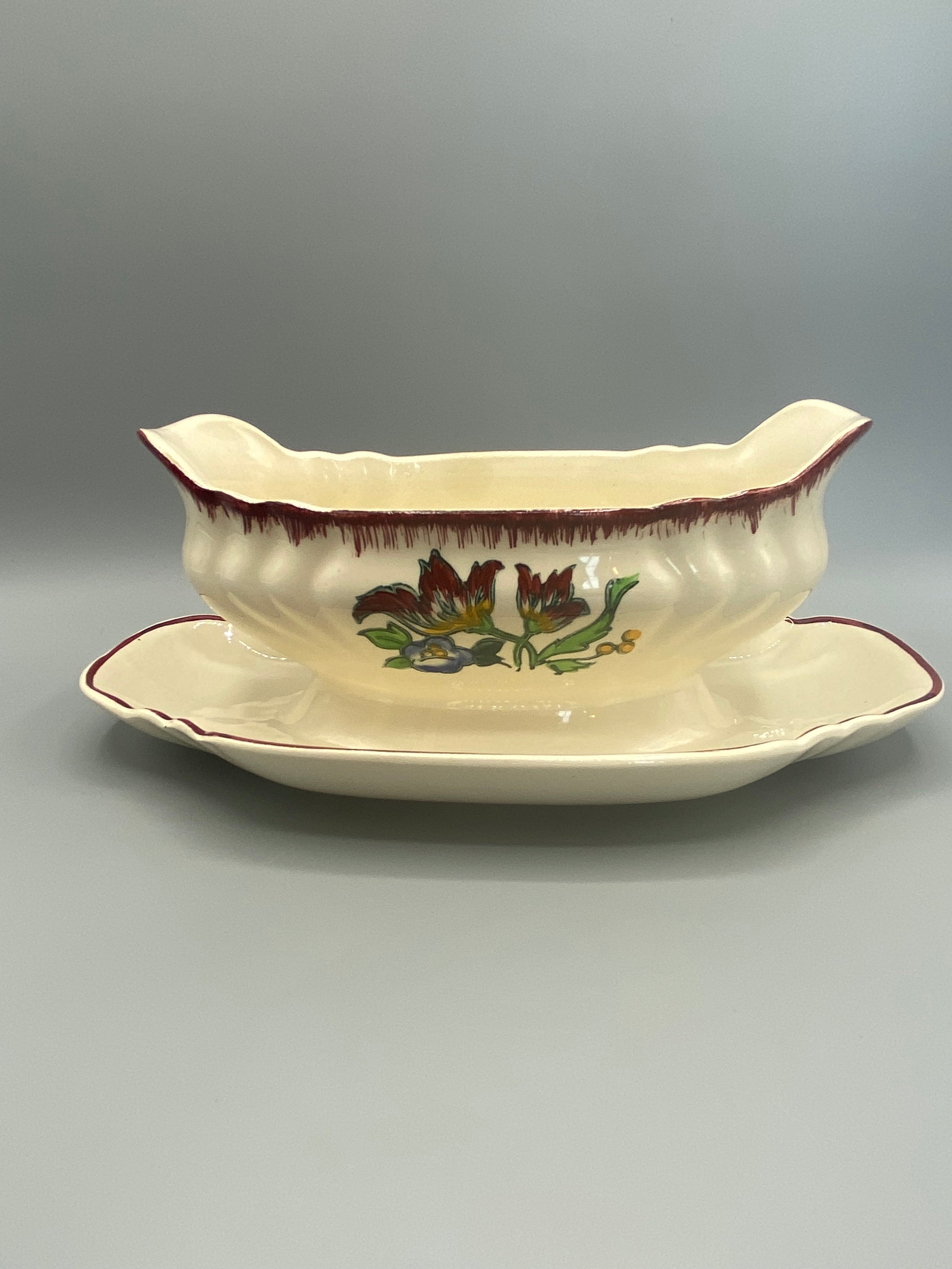 Saucière faïence Longwy décor Marseille, tulipes brun et vert, vue de face avec présentoir