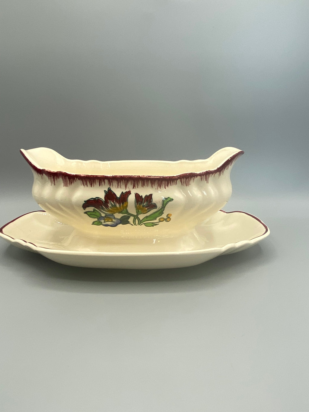 Saucière Longwy Marseille, deuxième face, bouquet tulipes stylisées