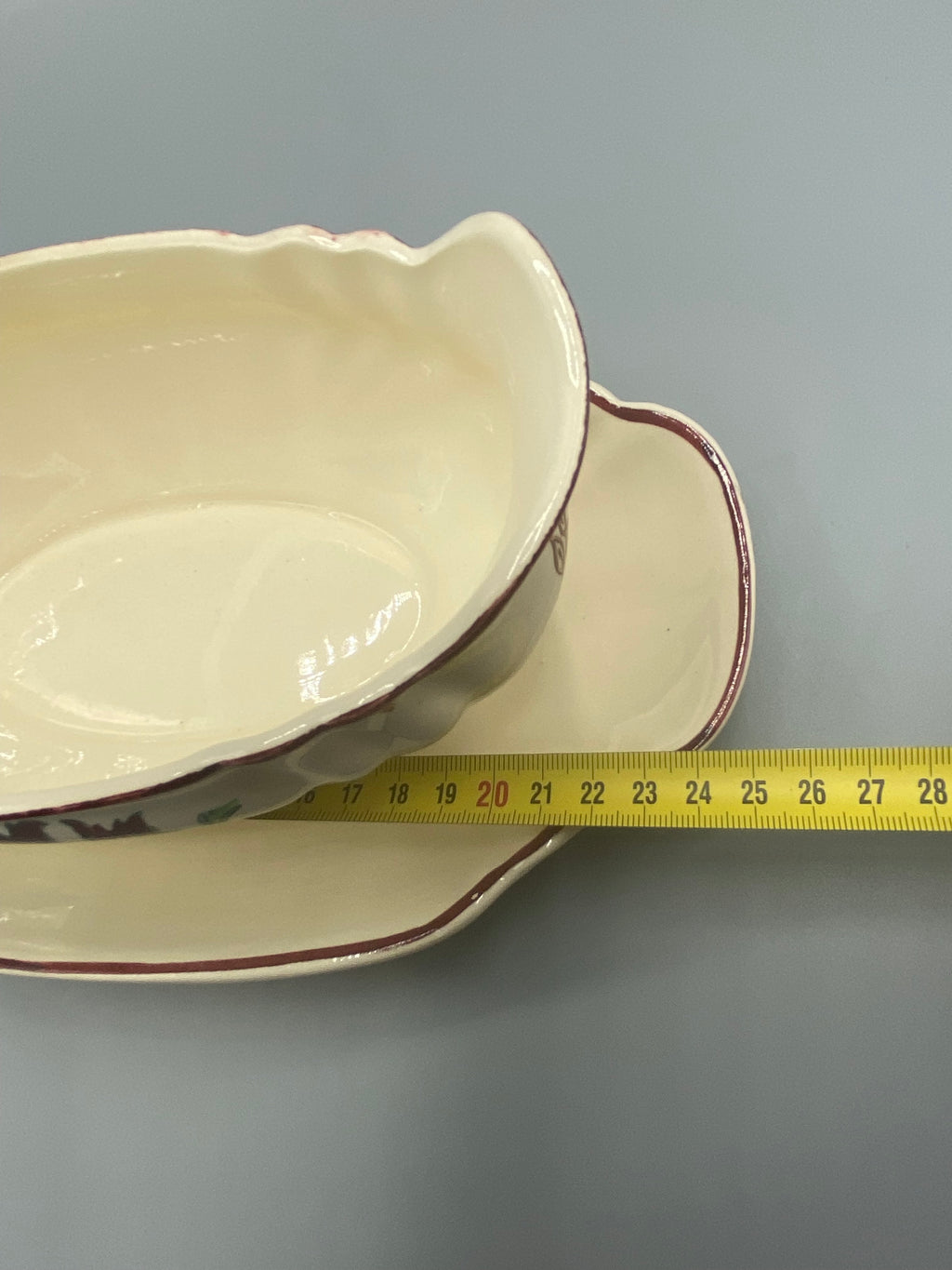 Vue du dessus avec mètre, présentoir 28 cm de longueur, bord festonné quatre lobes