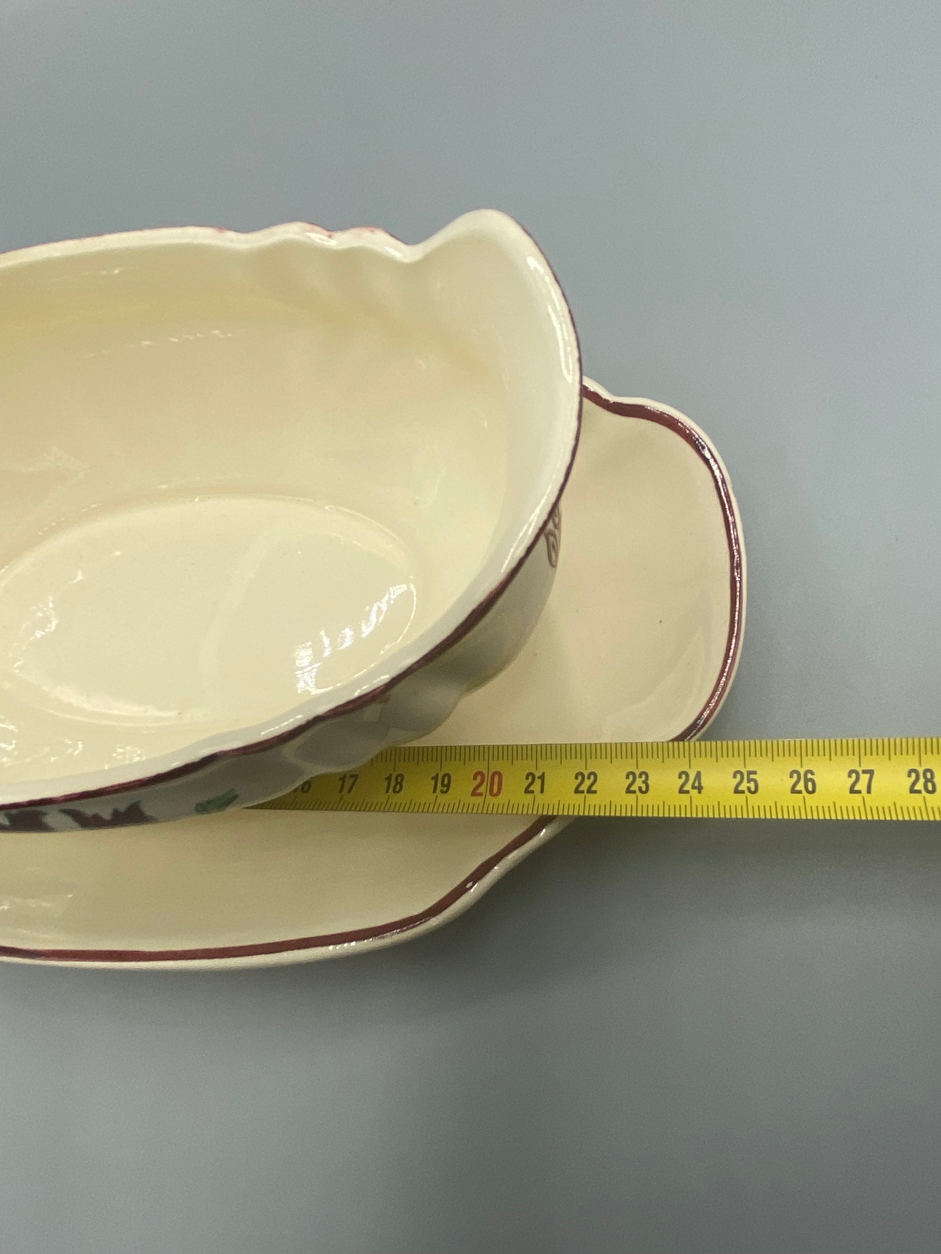 Vue du dessus avec mètre, présentoir 28 cm de longueur, bord festonné quatre lobes