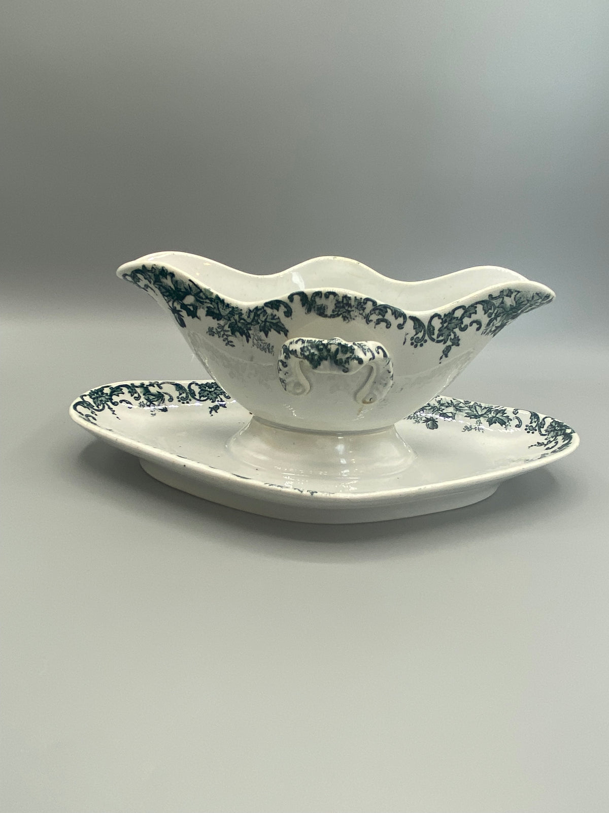 Saucière faïence Grand et Millet décor Campanule vert, vue de face avec présentoir et bouquetière