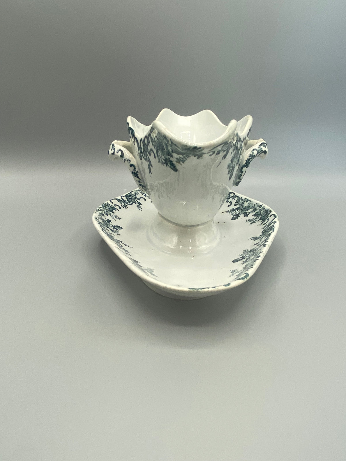 Saucière Grand et Millet, vue de profil, anse chien moulée en relief sur la panse