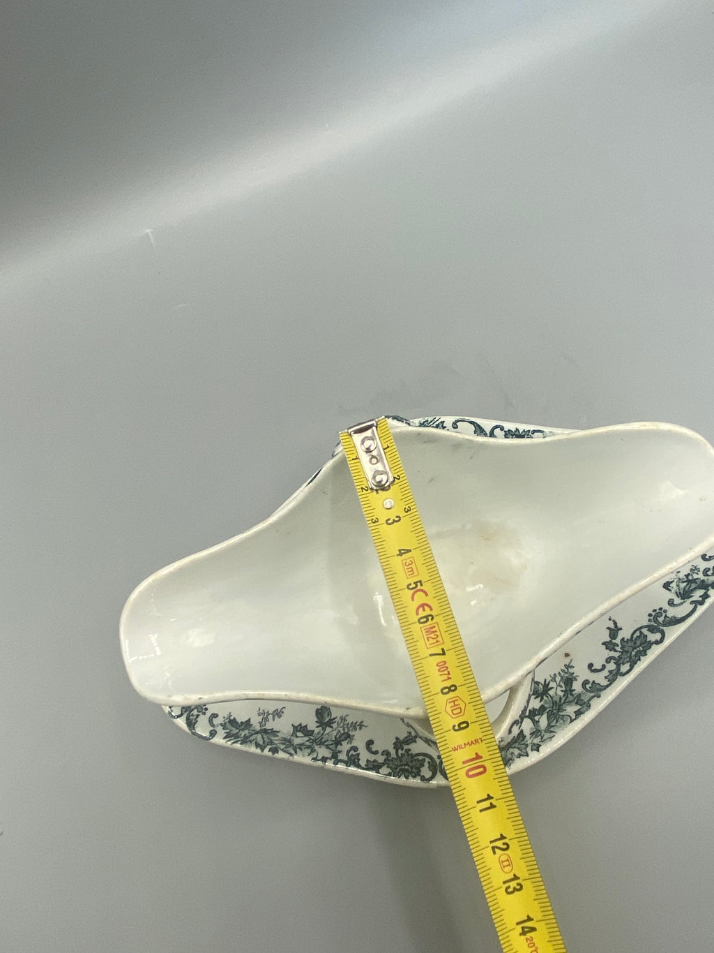 Vue de profil avec mètre, hauteur 11 cm, pied annulaire et présentoir ovale