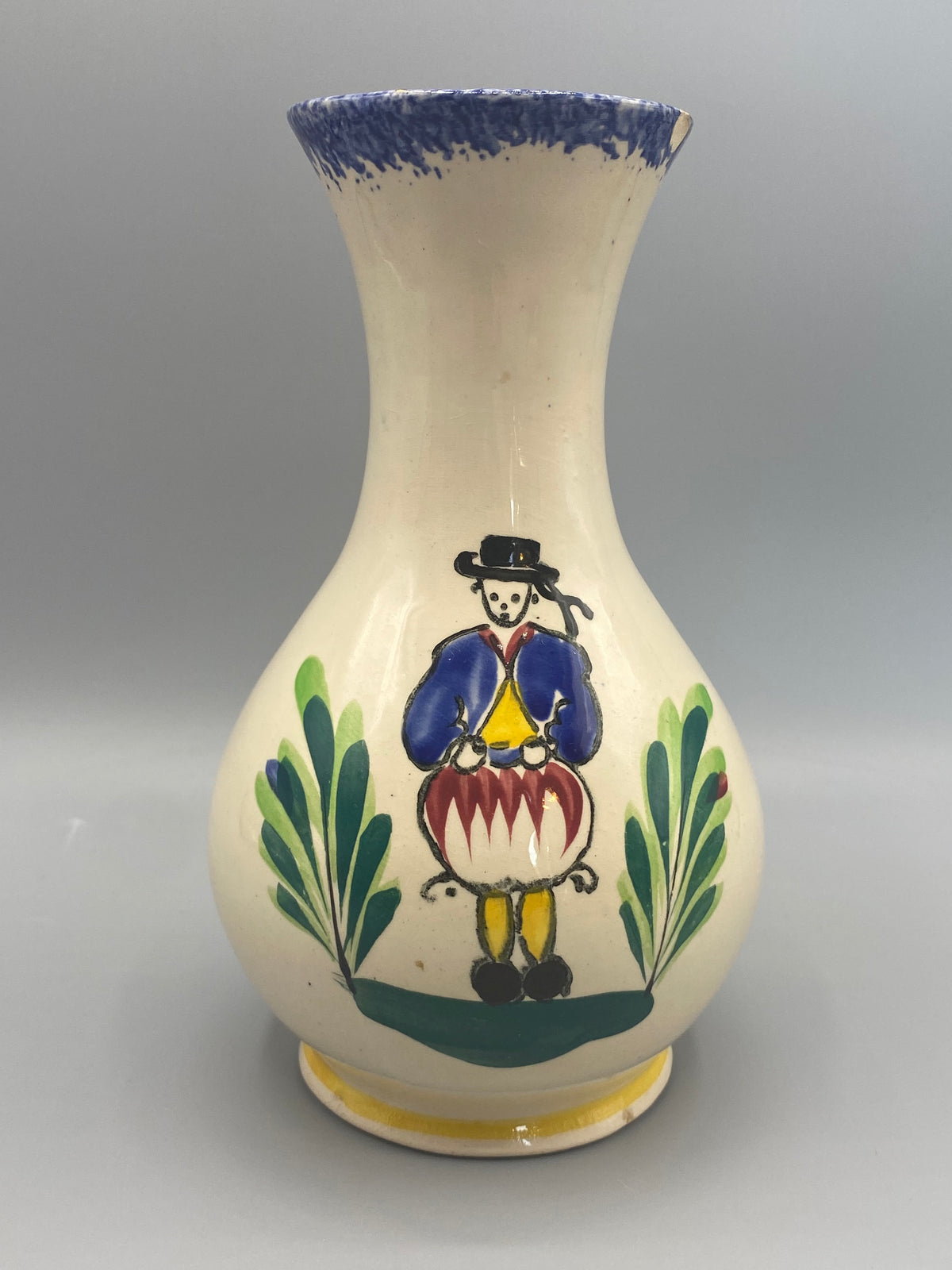Vase faïence bretonne décor personnage breton costume traditionnel