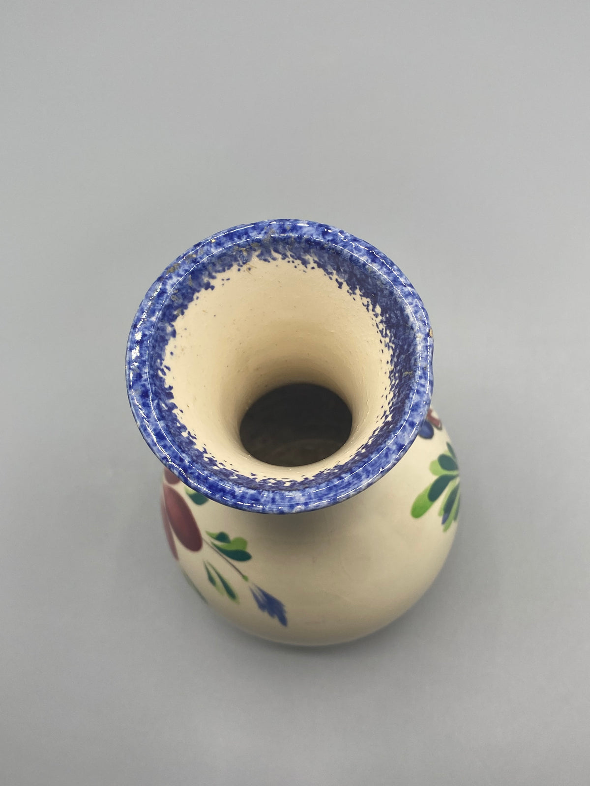 Vase faïence bretonne vue intérieure col évasé