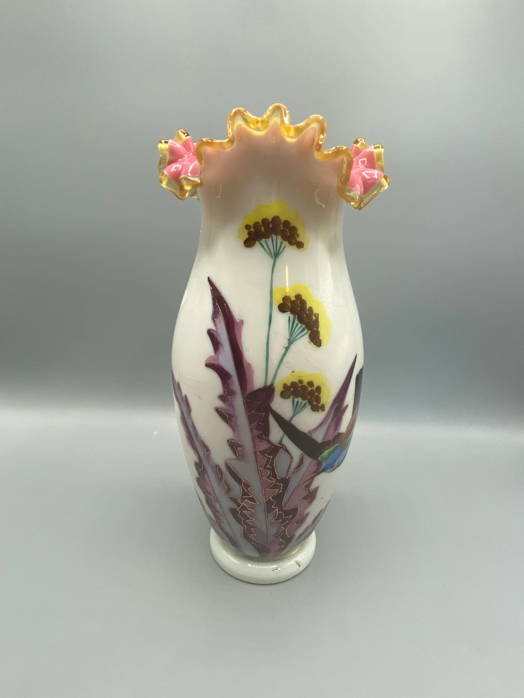 Vase opaline émaillée polychrome col festonné rose et or vue de face