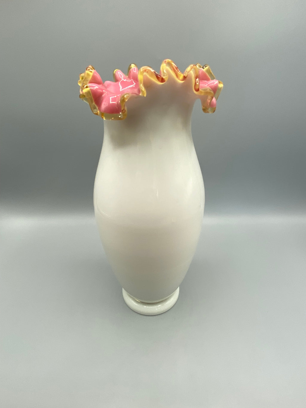 Vase opaline col festonné rose vue de dos fond blanc uni