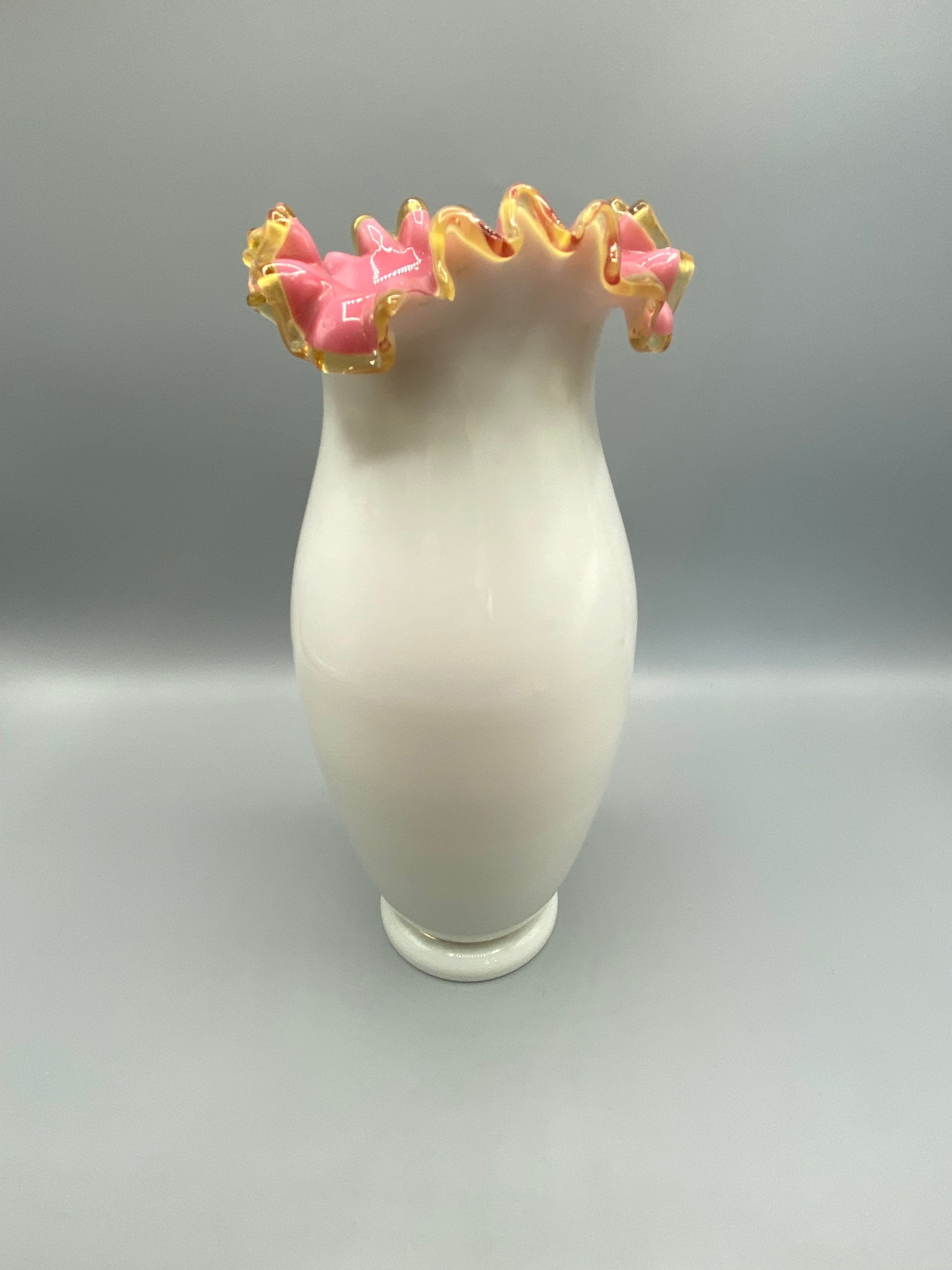 Vase opaline col festonné rose vue de dos fond blanc uni