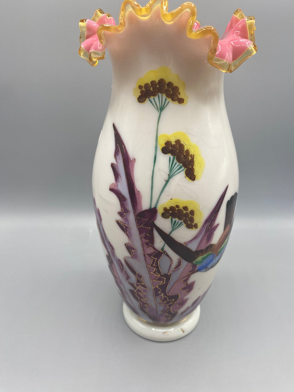 Vase opaline décor feuilles violettes ombelles jaunes oiseau exotique détail