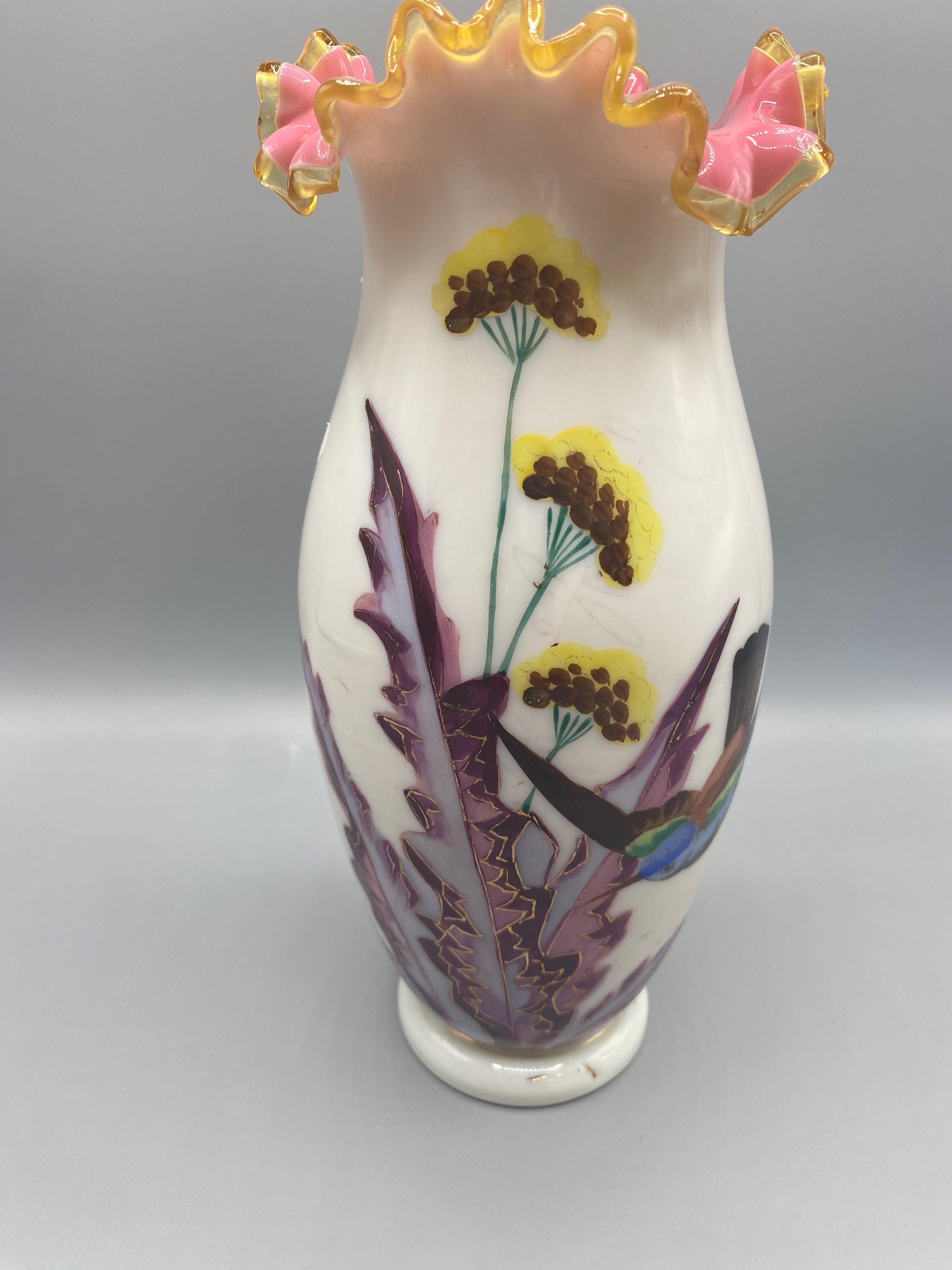 Vase opaline décor feuilles violettes ombelles jaunes oiseau exotique détail