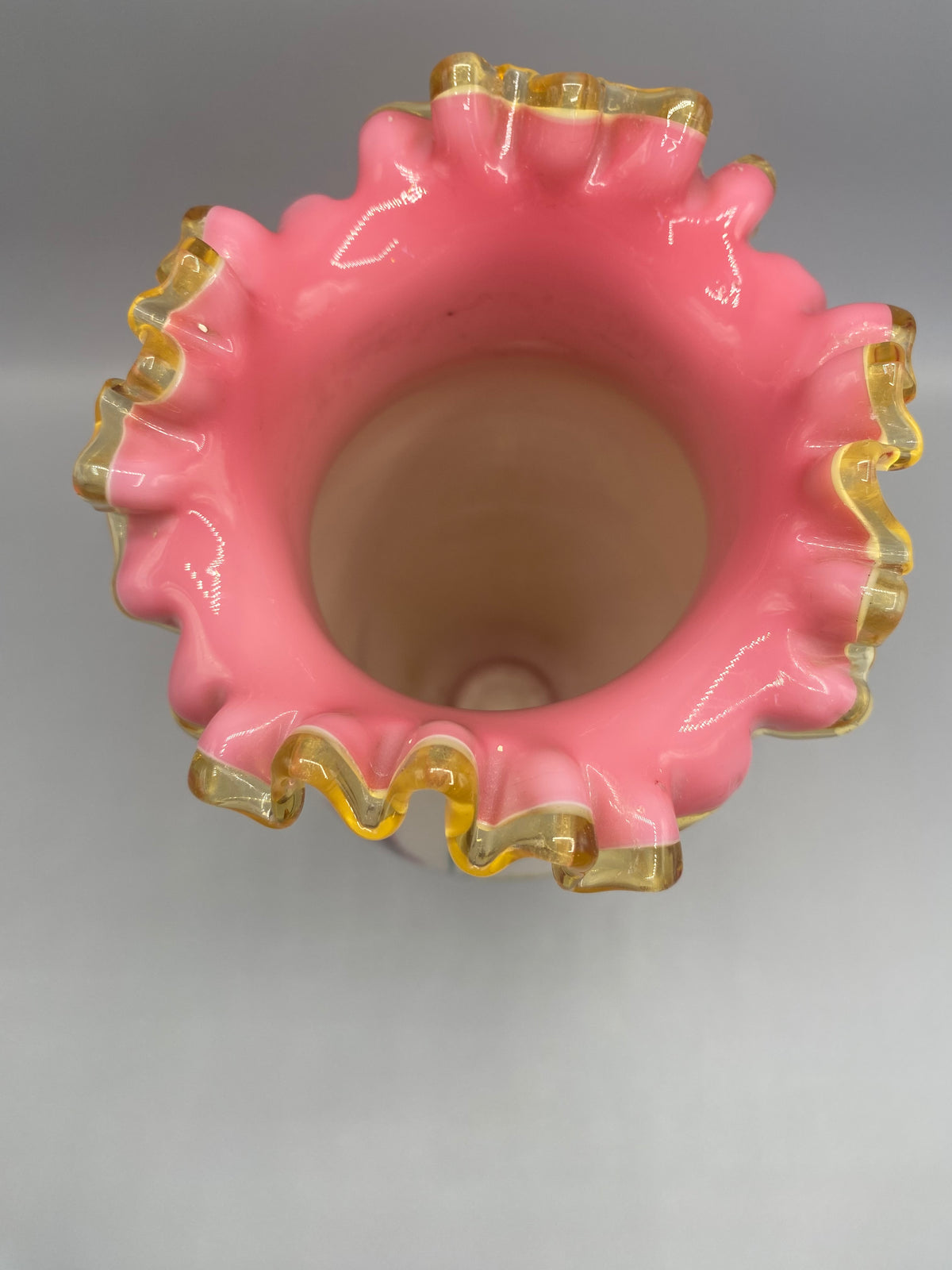 Vase opaline vue de dessus intérieur rose col festonné ondulations