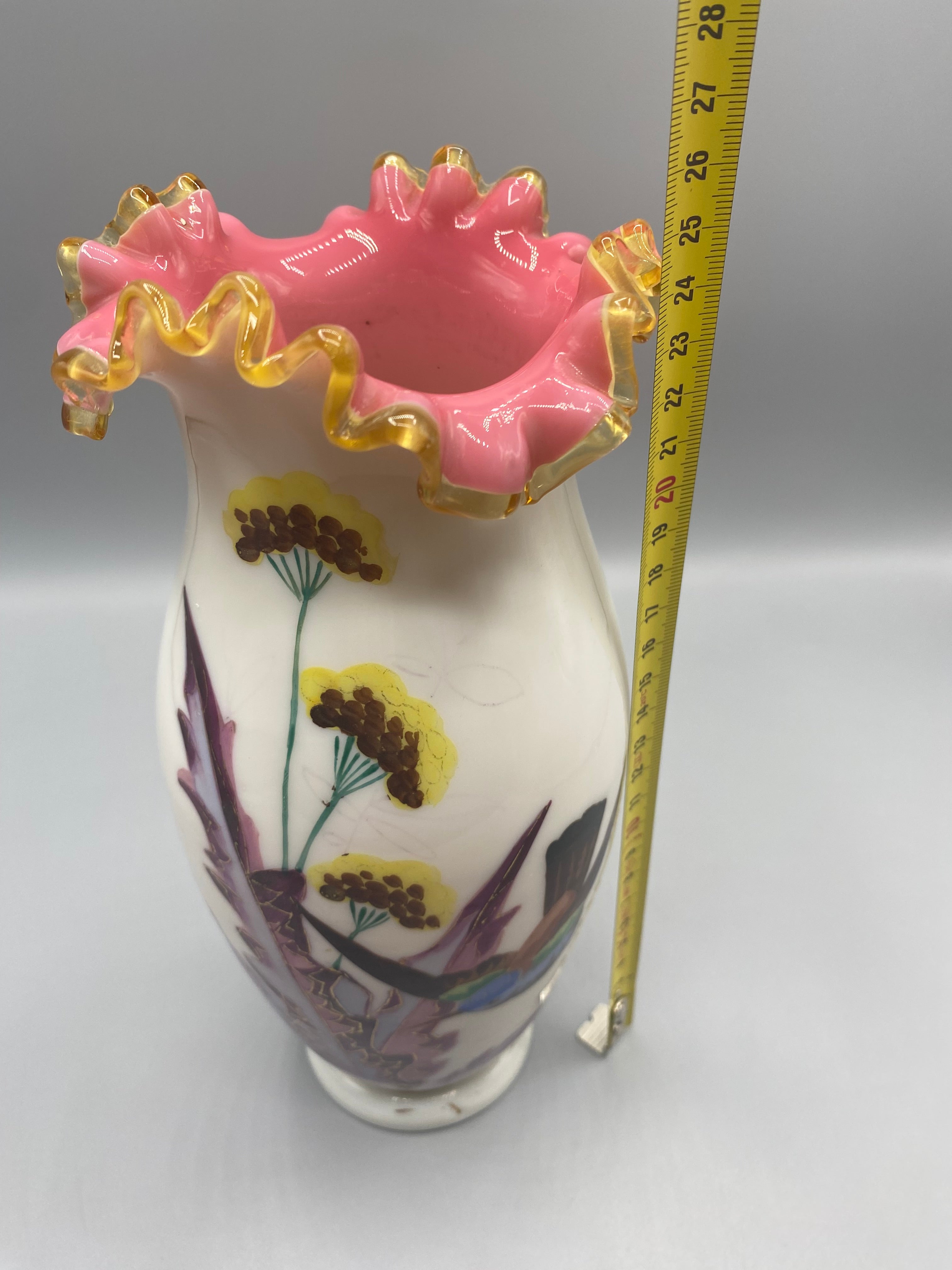 Vase opaline mesure hauteur 25 cm col festonné rose ambré