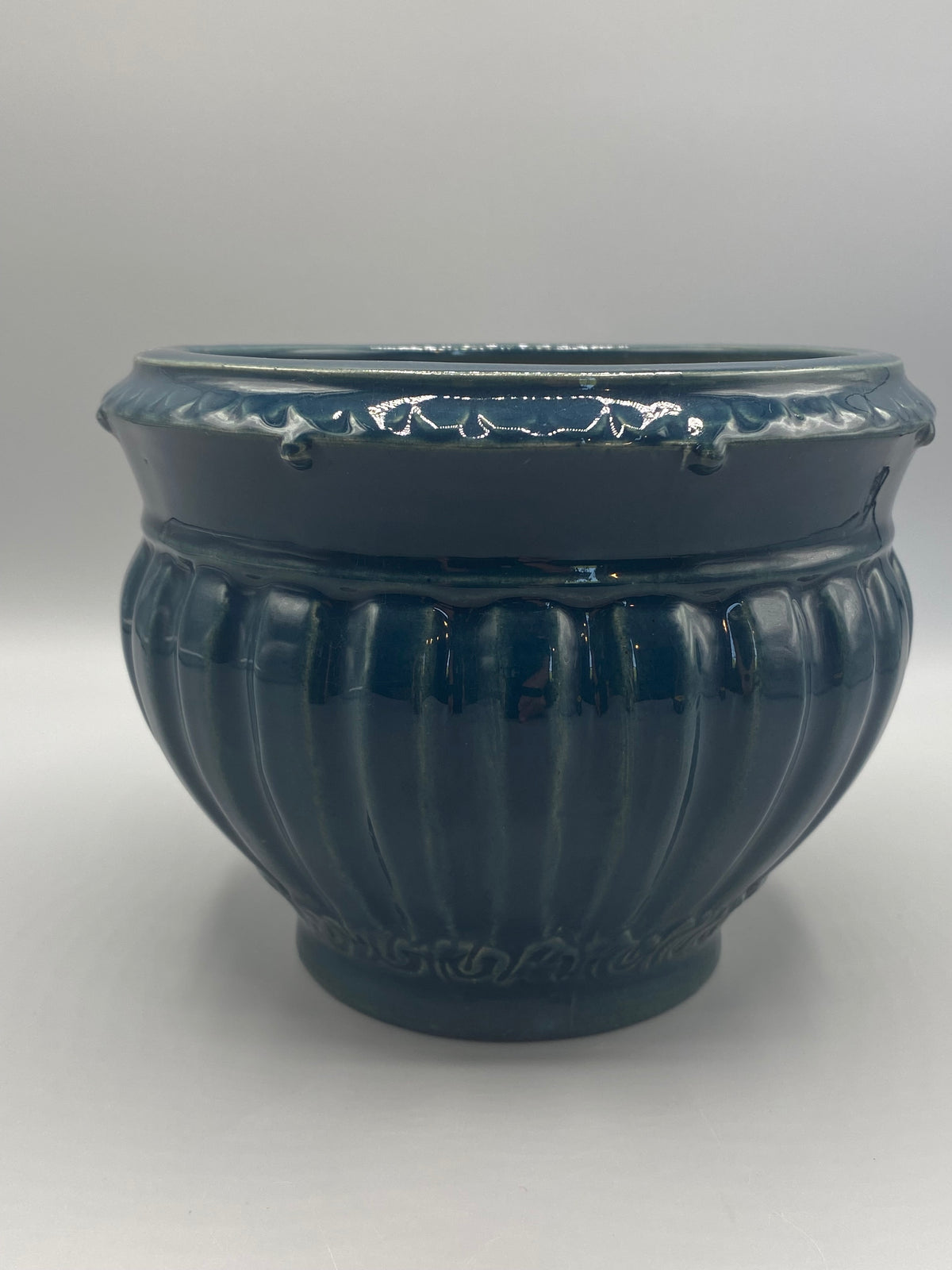 Cache-pot céramique bleu canard côtelé vue de face décor relief