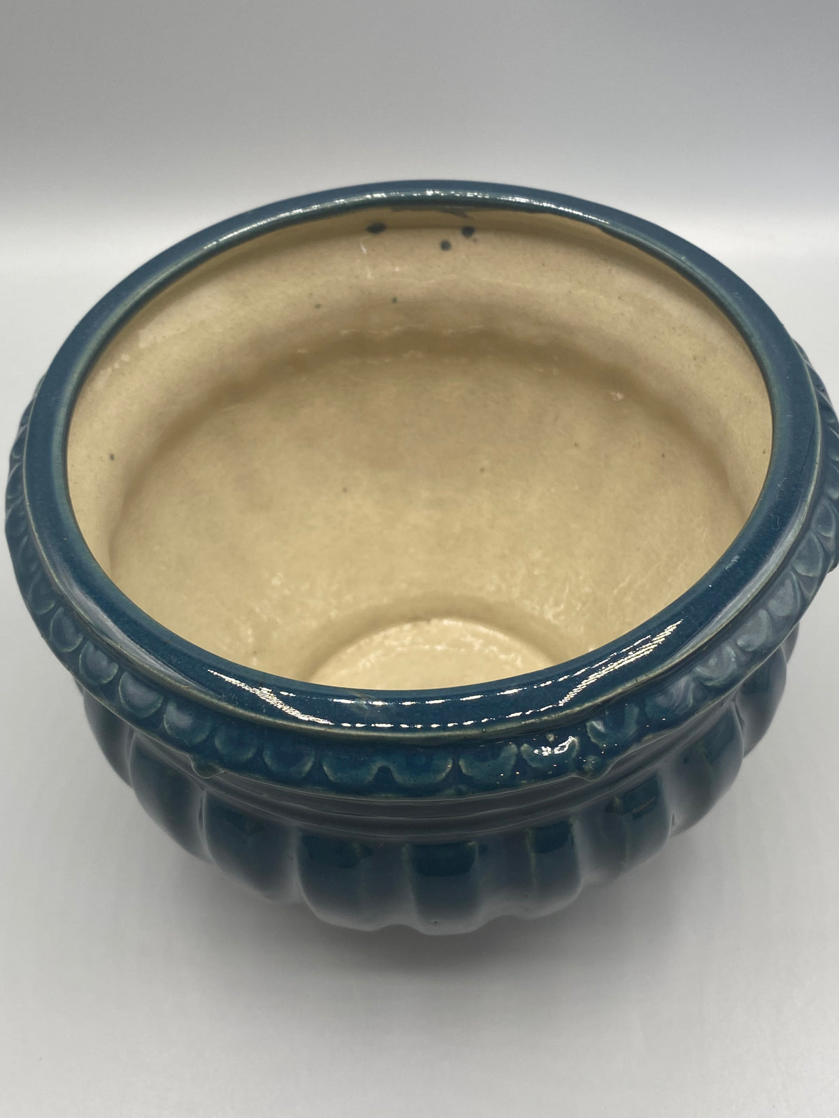 Cache-pot bleu canard vue de dessus intérieur glaçure crème frise écailles