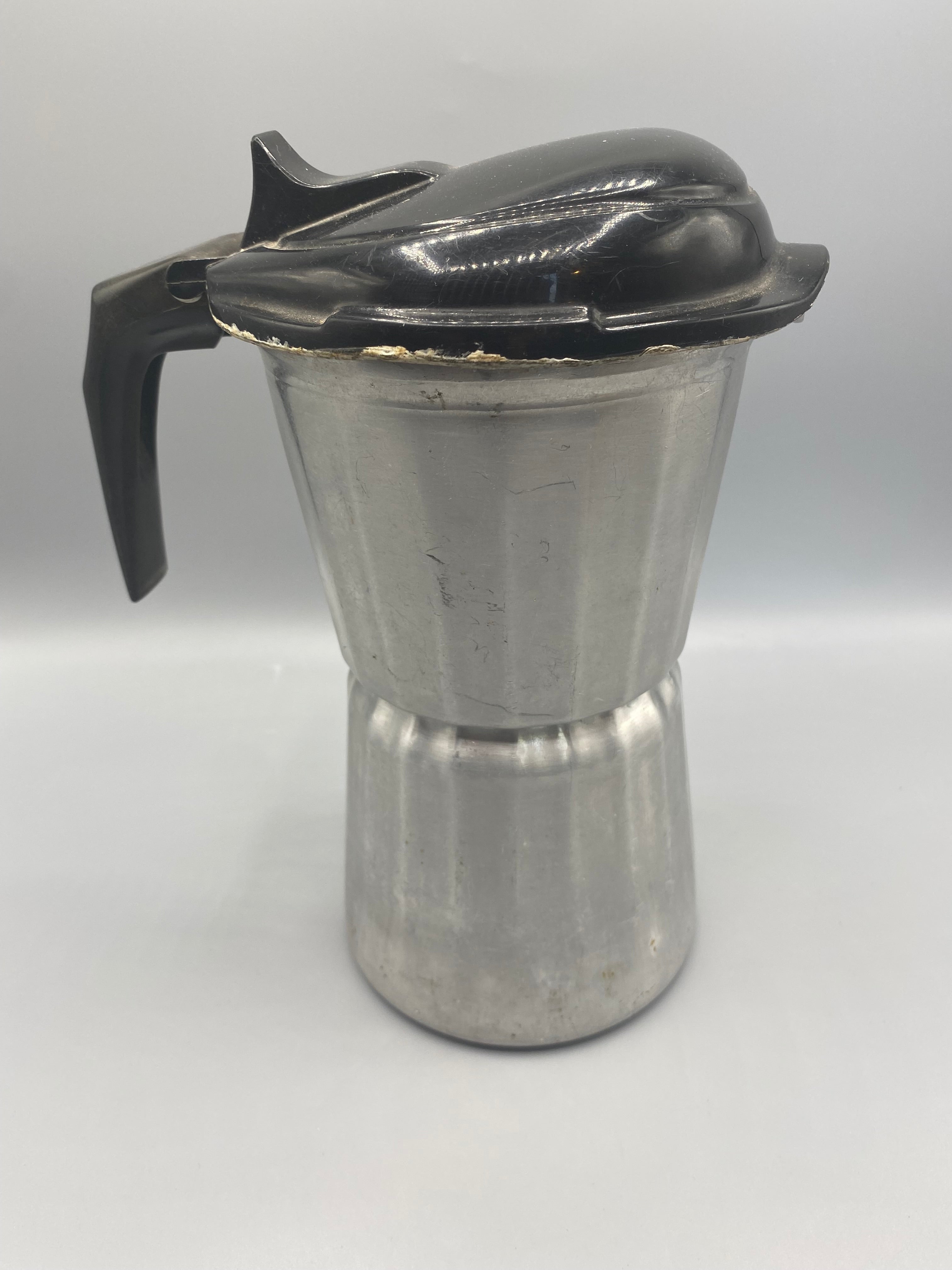 Cafetière Moka SEB aluminium vue de face couvercle bakélite noire fermé