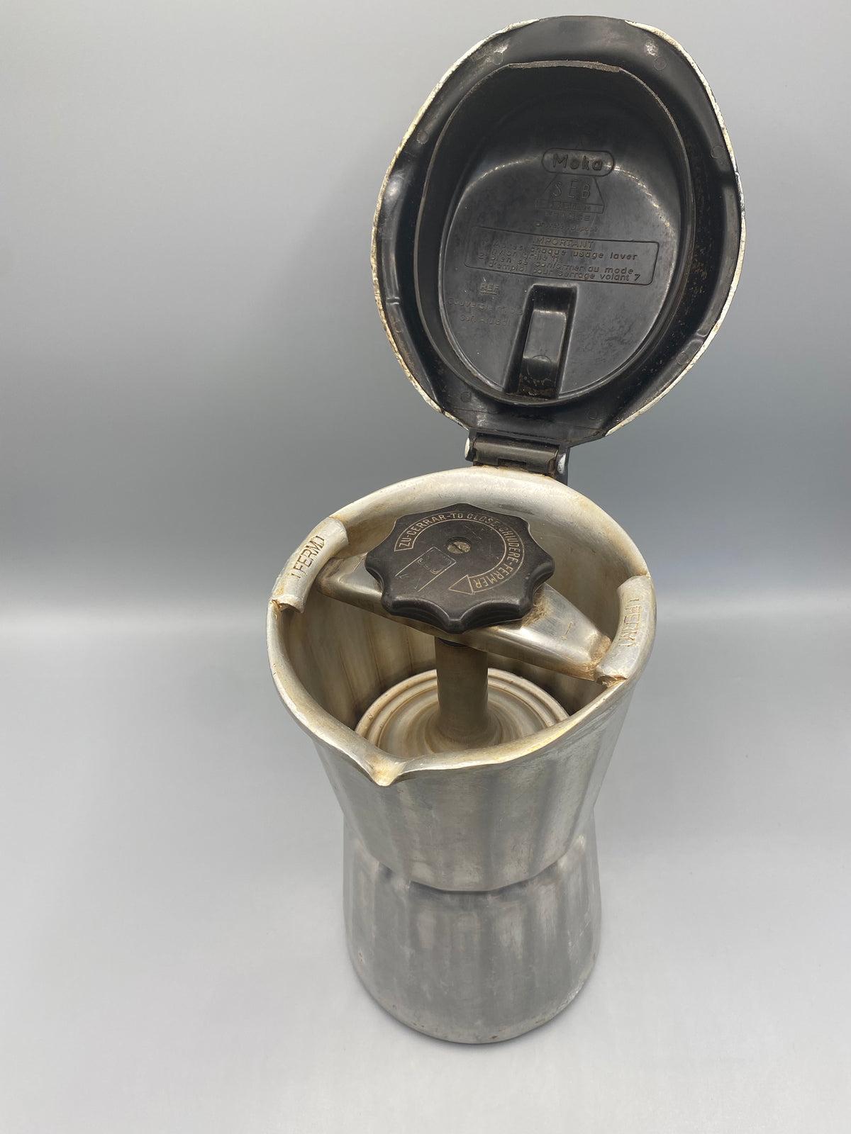 Cafetière Moka SEB intérieur filtre volant de serrage couvercle ouvert