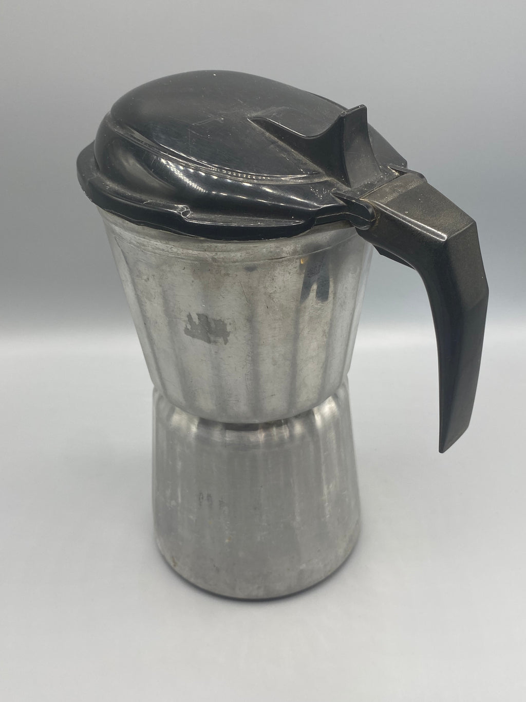 Cafetière Moka SEB vue de trois quarts anse bakélite angulaire