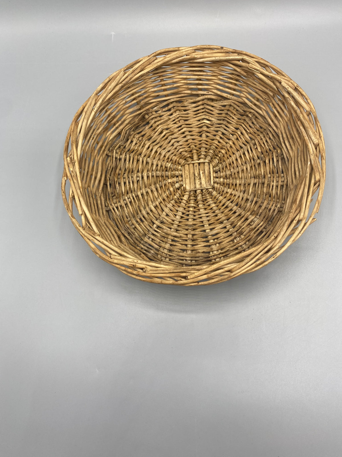 Corbeille ronde en osier tressé vintage, vue de dessus