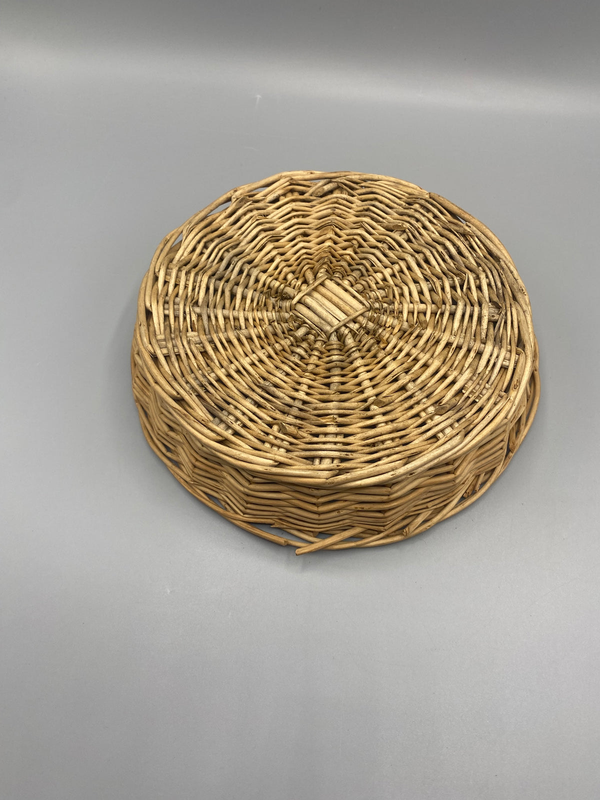 Corbeille ronde en osier tressé vintage, vue du dessous