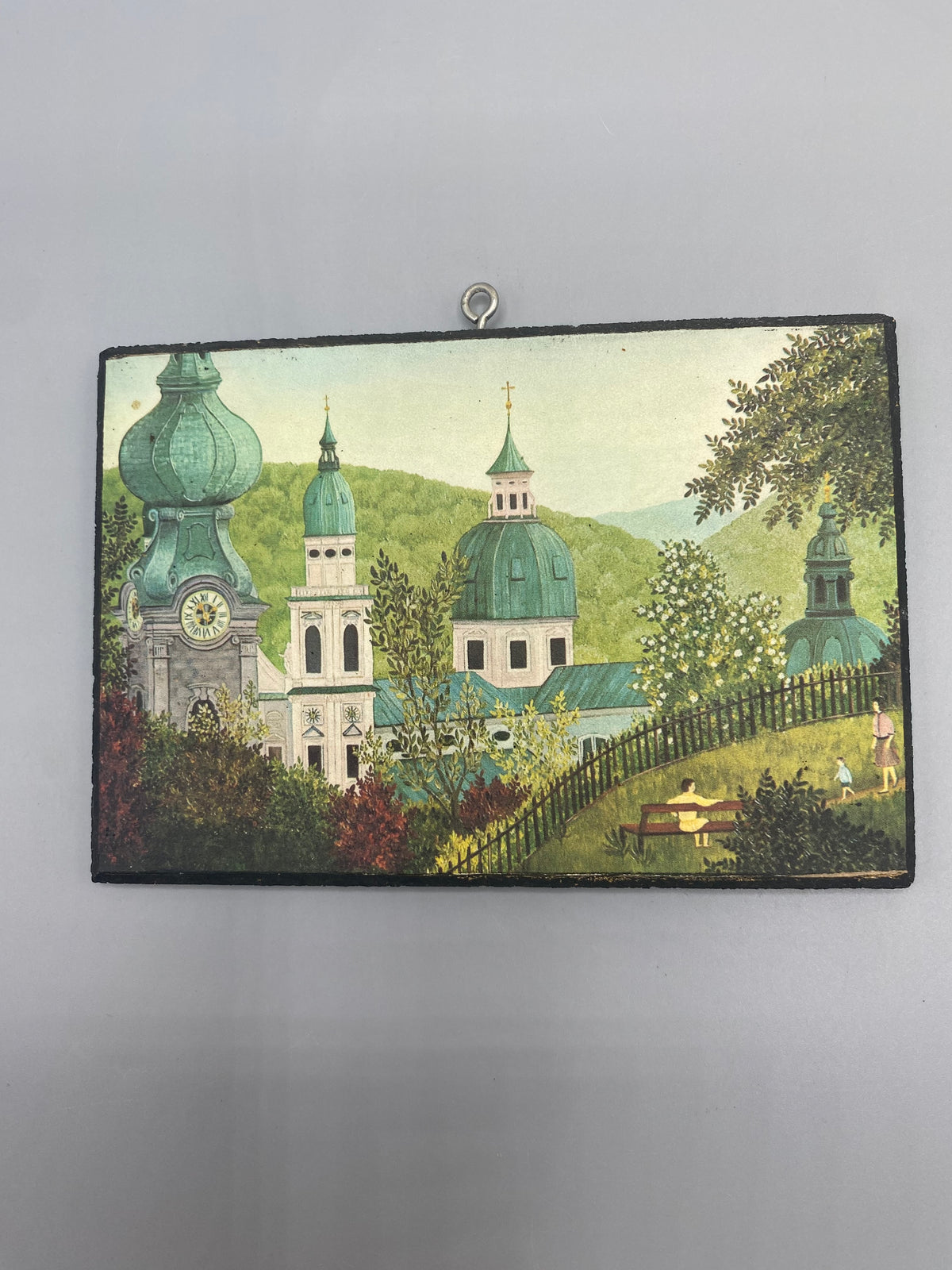 Plaque décorative ancienne Salzbourg, vue de face, église baroque et promenade