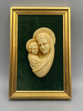 Vierge à l'Enfant en bas-relief, vue d'ensemble dans son cadre doré et velours vert