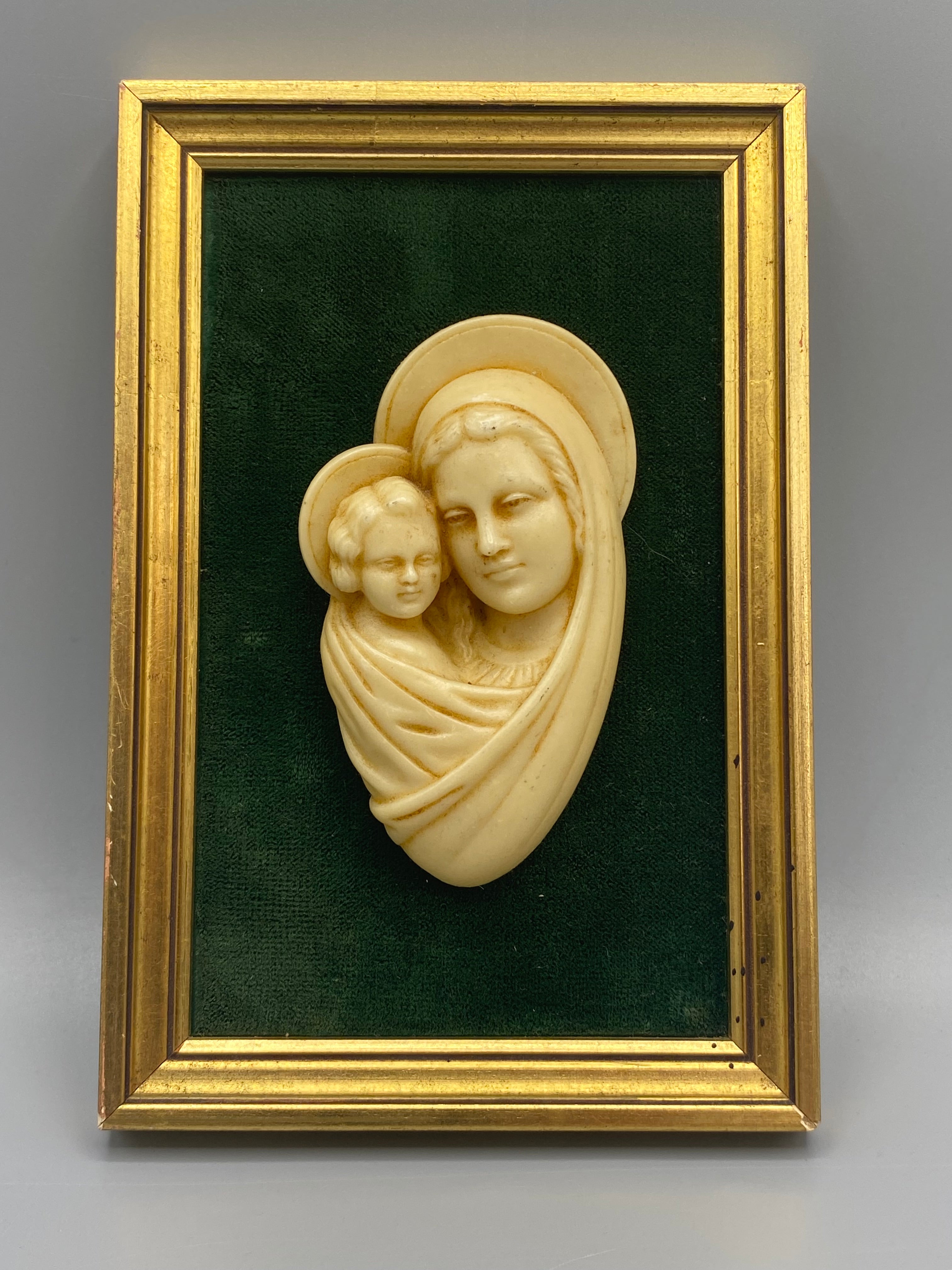 Vierge à l'Enfant en bas-relief, vue d'ensemble dans son cadre doré et velours vert