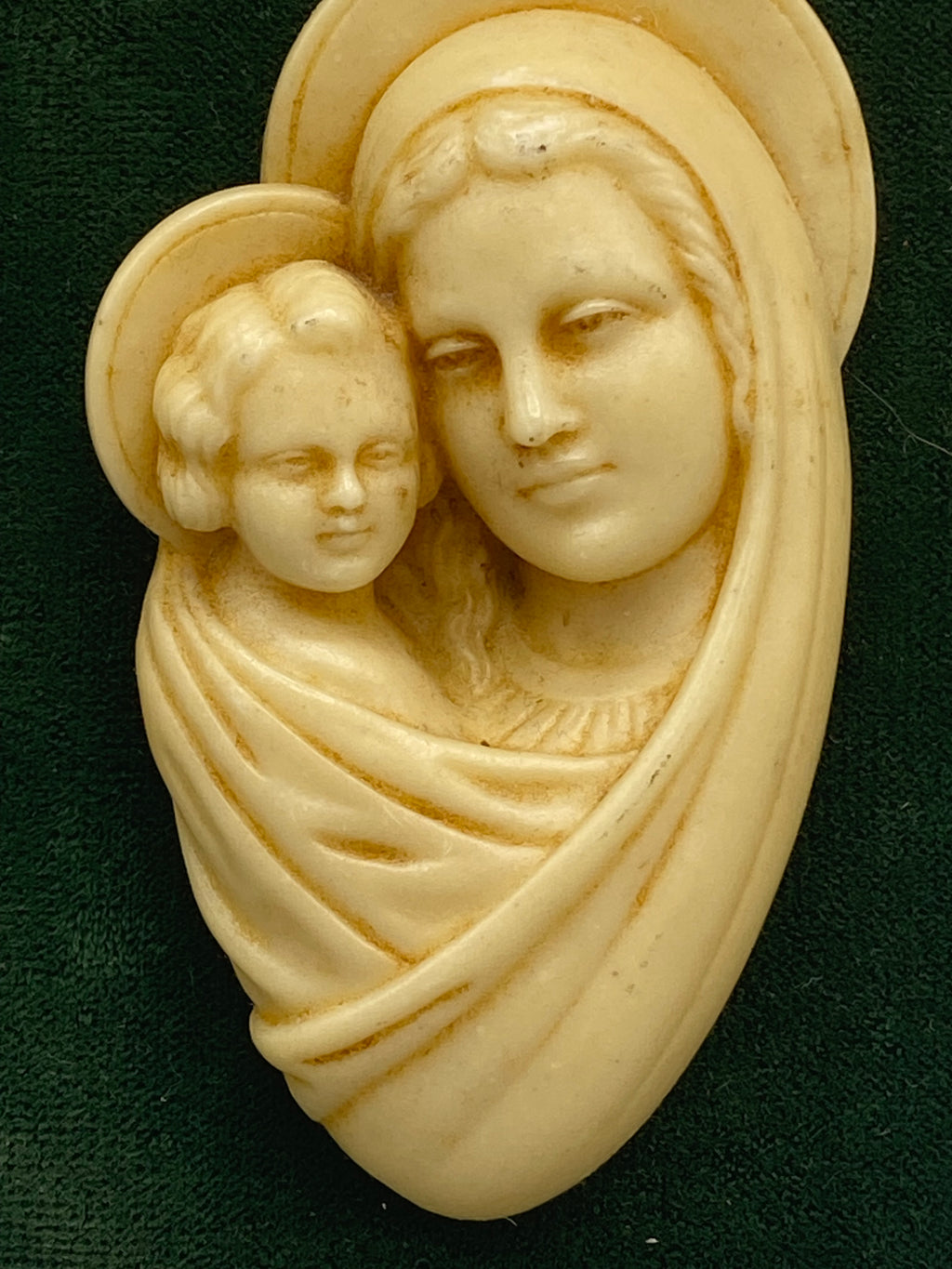 Détail du bas-relief Vierge à l'Enfant, visages et auréoles