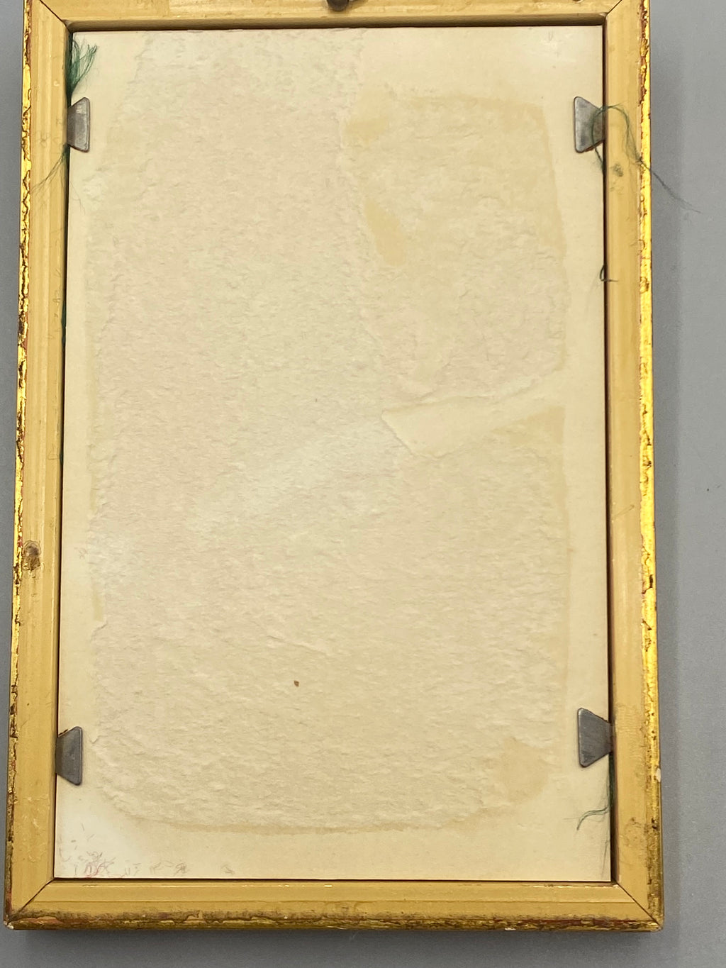 Revers du cadre doré, système d'accrochage mural