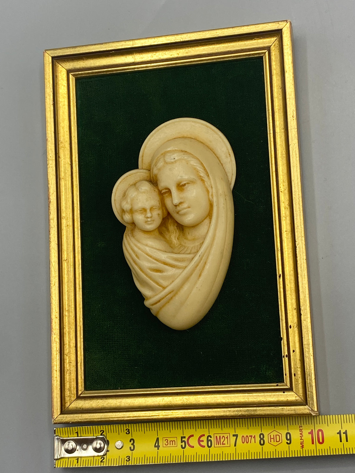 Vierge à l'Enfant bas-relief, mesure largeur cadre environ 10 cm