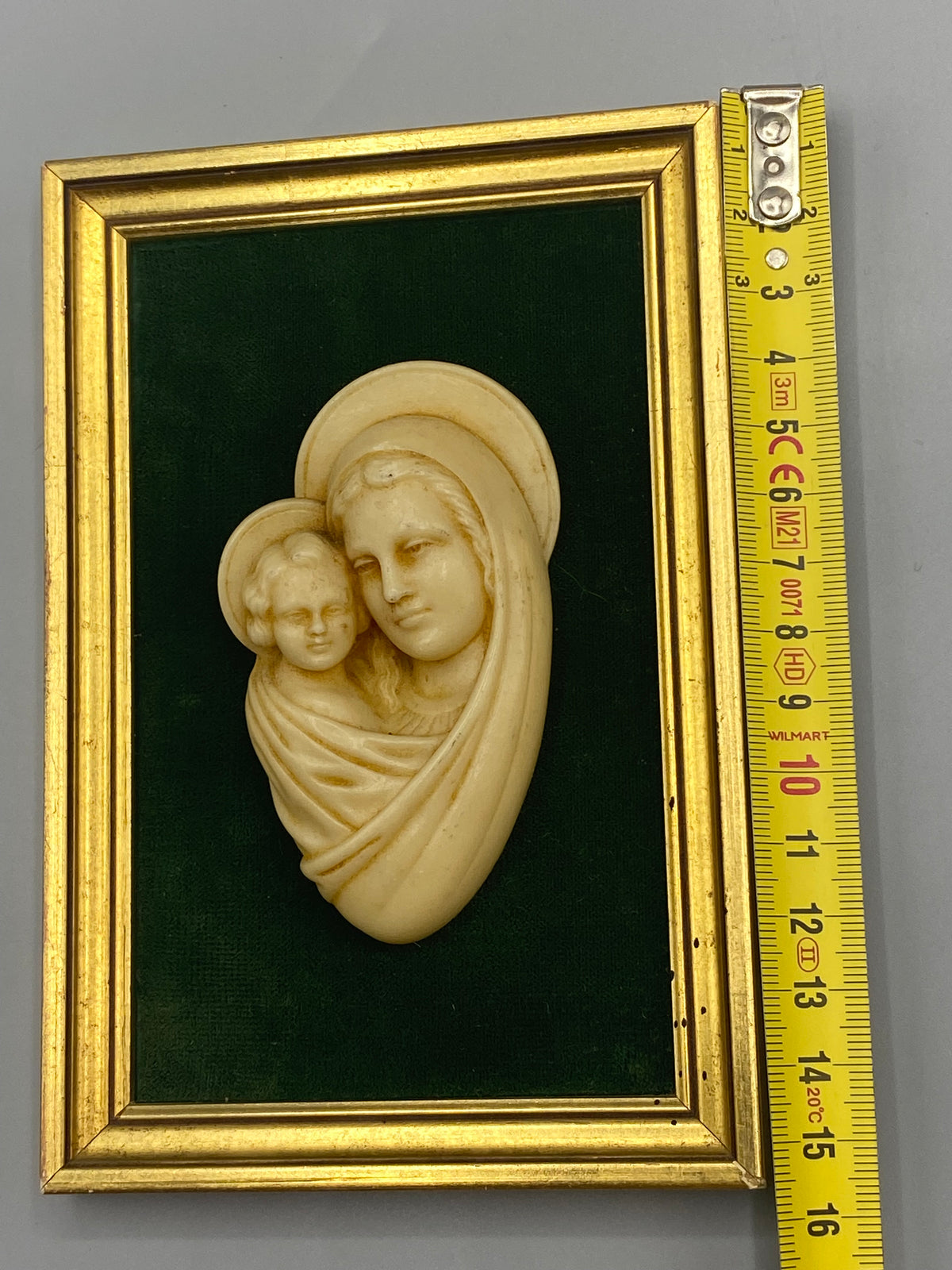 Vierge à l'Enfant bas-relief, mesure hauteur cadre environ 15,5 cm