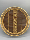 Plateau rond en rotin tressé, vue de face, motif losanges et bordure spirale