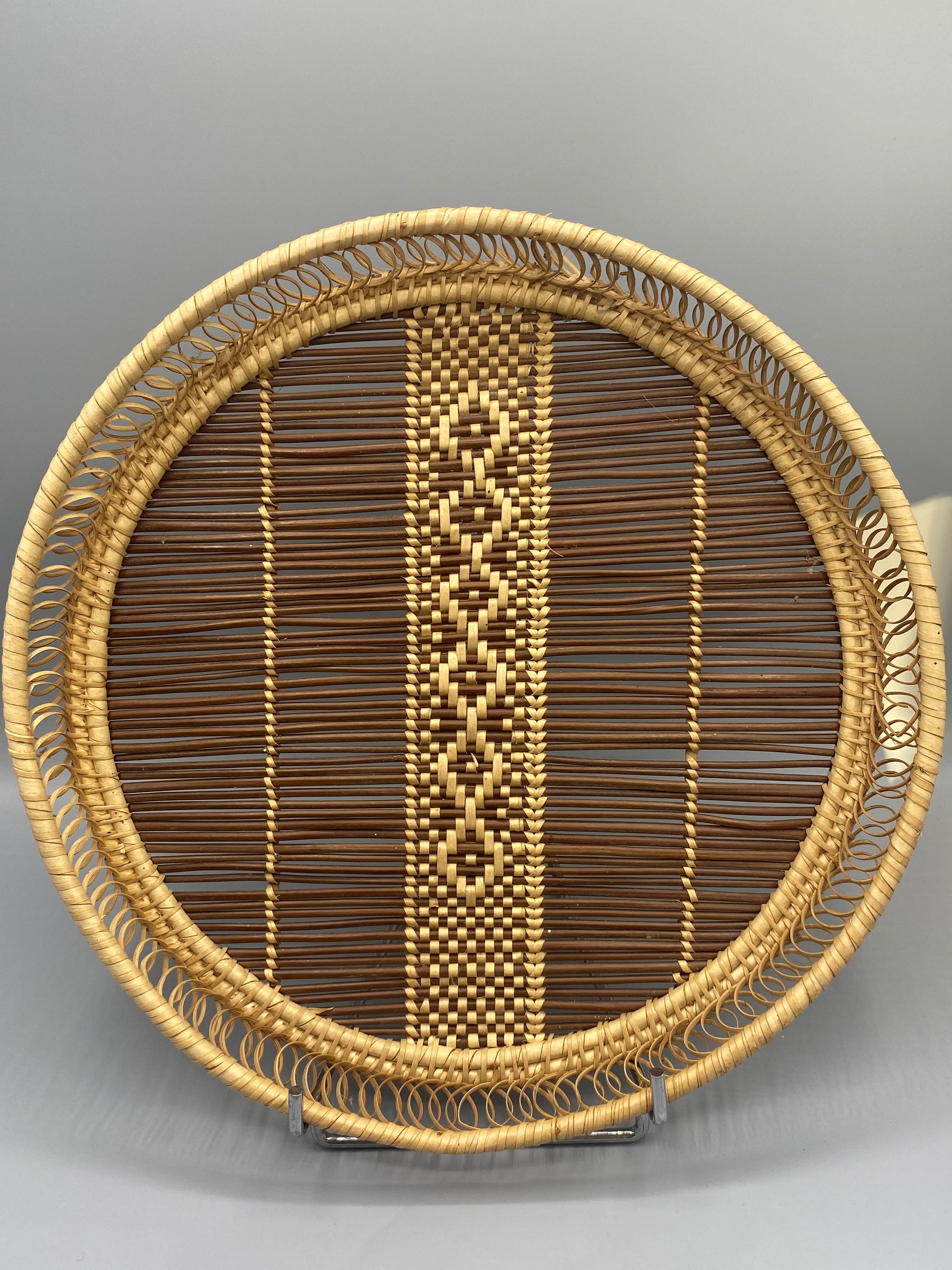 Plateau rond en rotin tressé, vue de face, motif losanges et bordure spirale