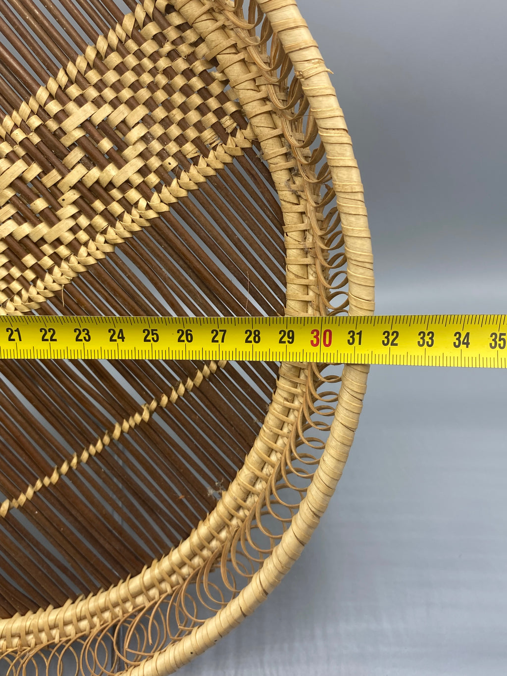 Détail de la bordure spirale et mesure diamètre environ 35 cm