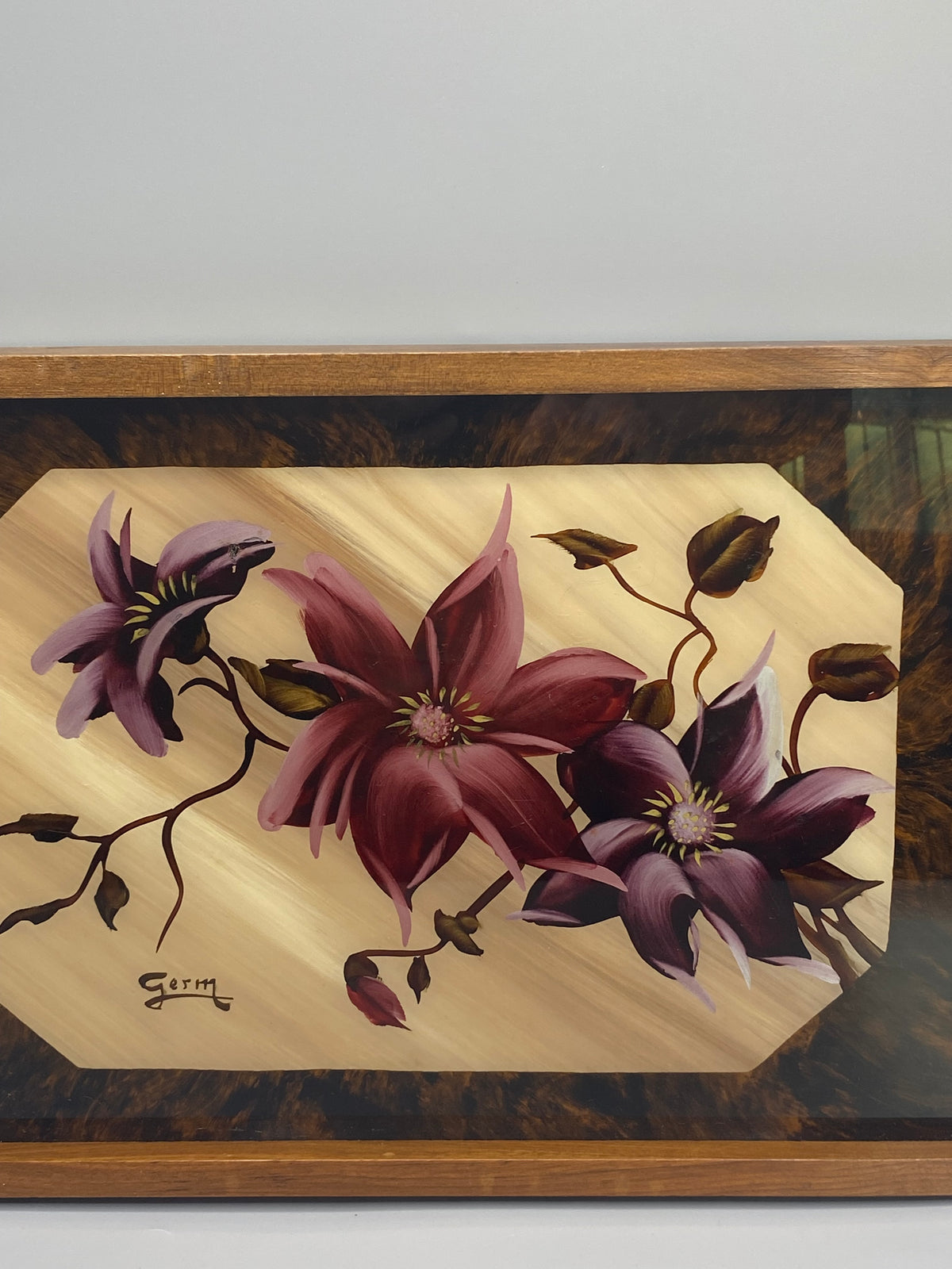 Détail de la signature Germ et des tiges florales