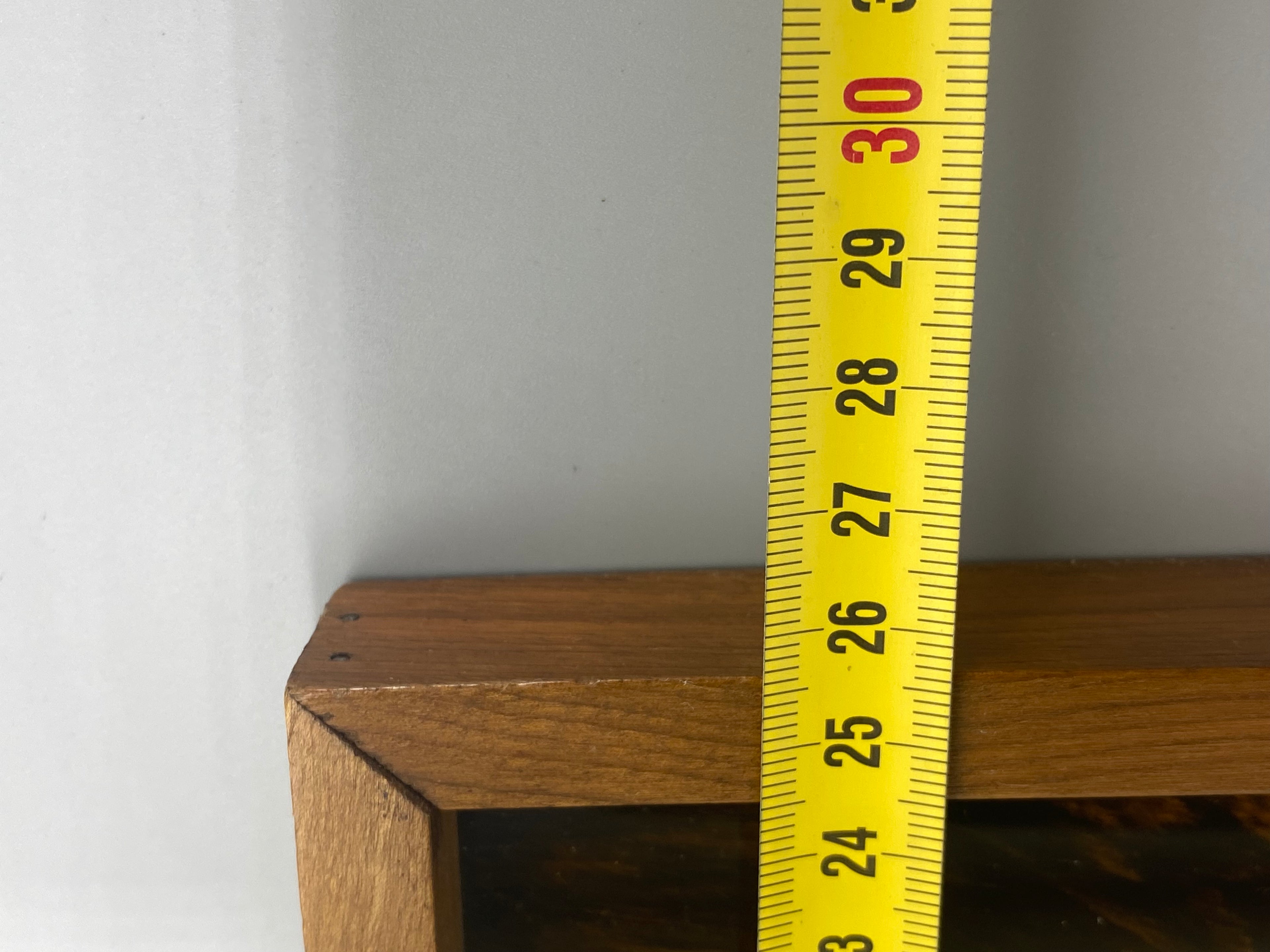 Détail de la poignée cylindrique en bois et de l'encadrement