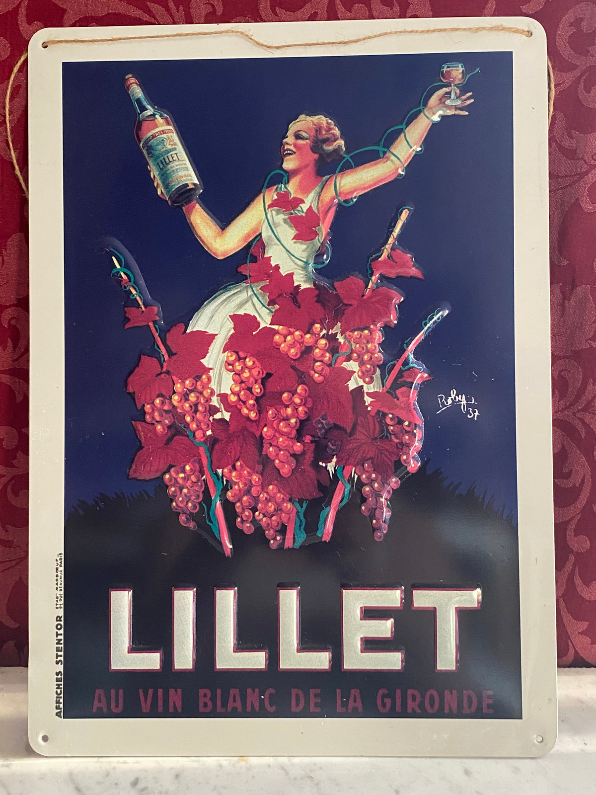 Plaque métal Lillet Robys 1937, vue de face, fond bleu nuit et grappes rouges