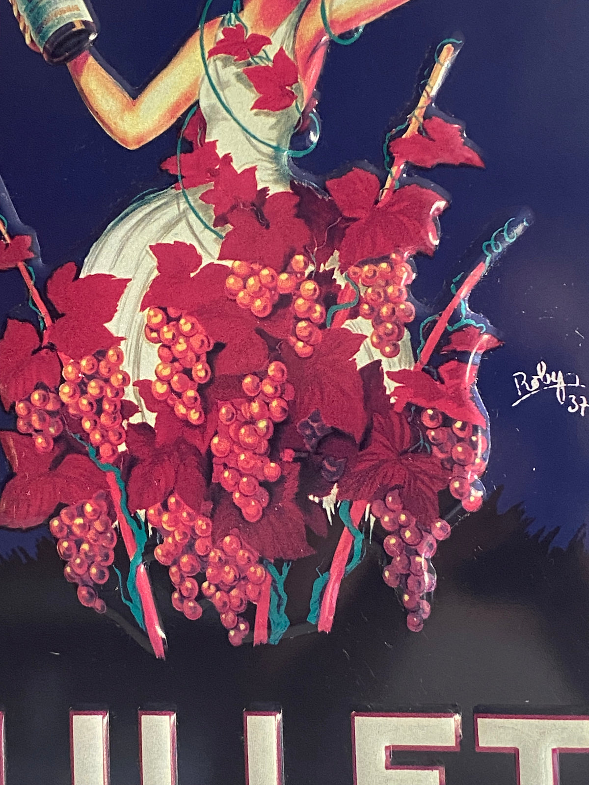 Détail de la composition, grappes de raisin et signature Robys 37