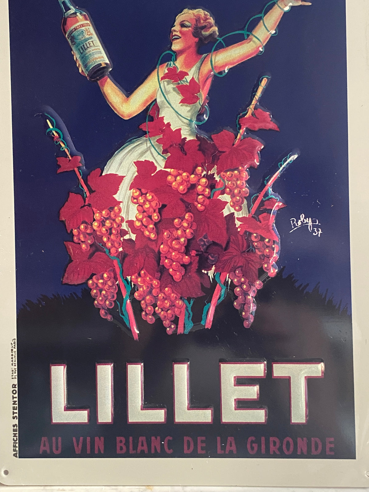 Vue d'ensemble de la plaque Lillet avec typographie blanche et mention Gironde