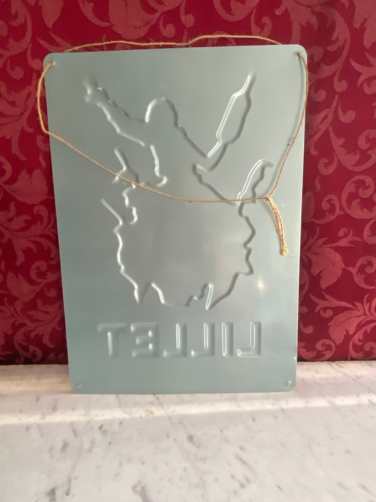 Revers de la plaque métal embossée avec ficelle d'accrochage