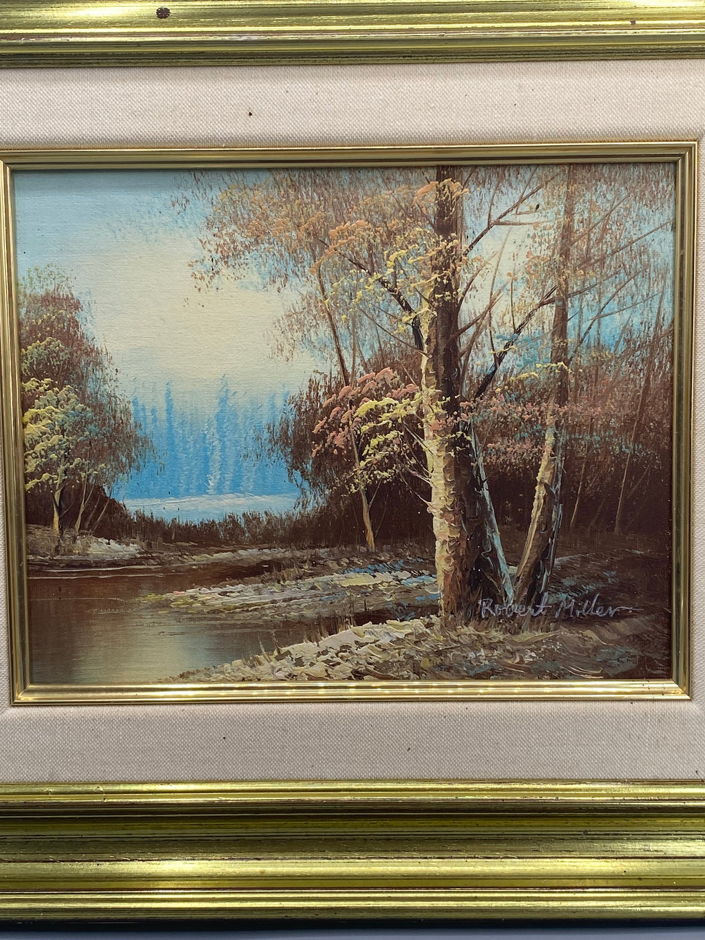 Vue d'ensemble de la composition, arbres et rivière avec ouverture bleue au lointain