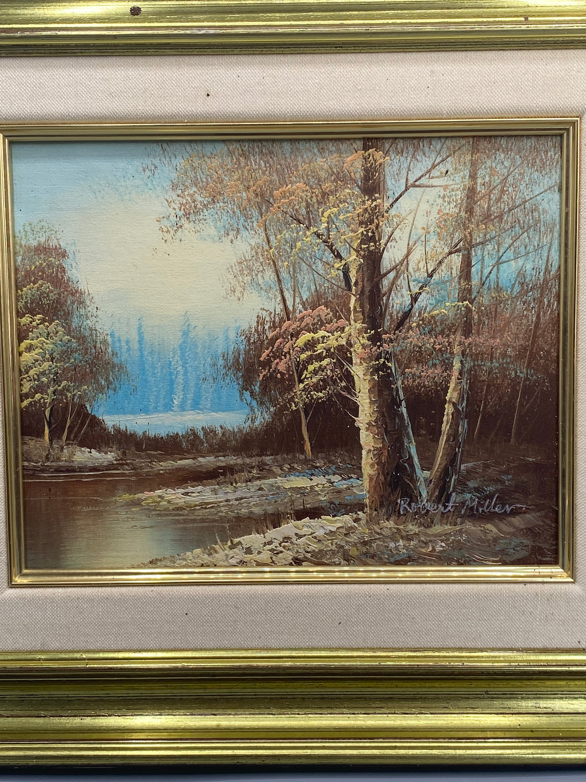 Vue d'ensemble de la composition, arbres et rivière avec ouverture bleue au lointain