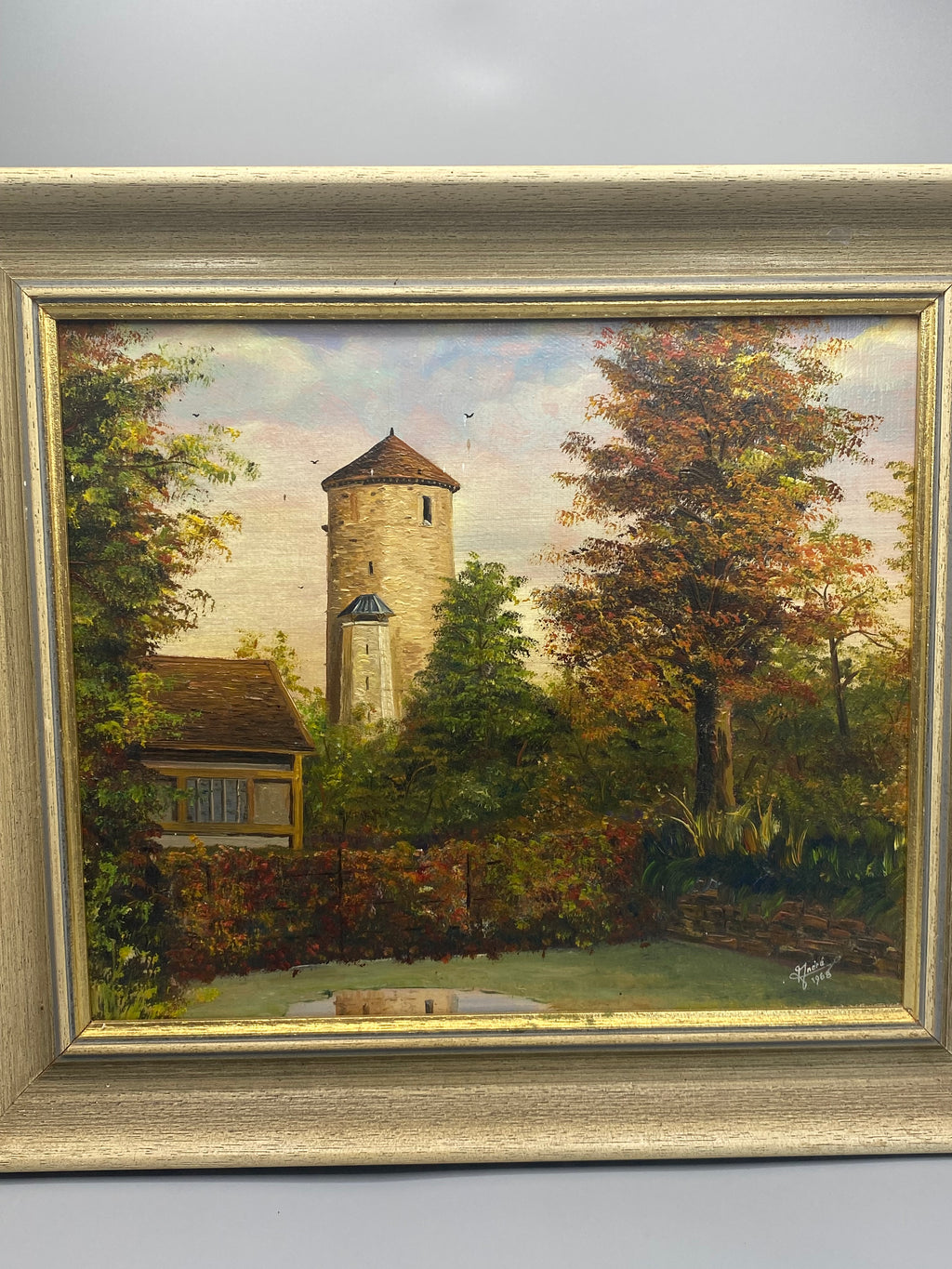 Vue de la tour médiévale cylindrique et construction à colombages