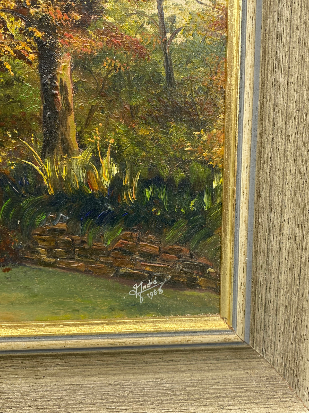 Vue d'ensemble du paysage automnal, arbre central aux couleurs d'automne
