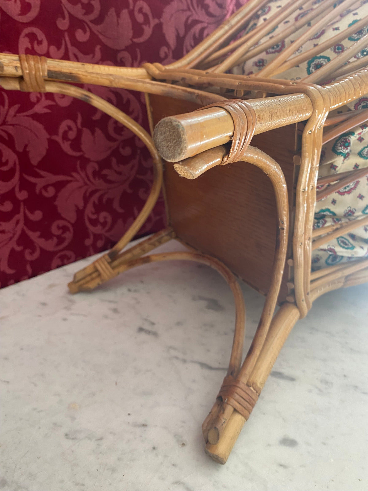 Vue de profil, tiges de rotin élancées et boucles décoratives
