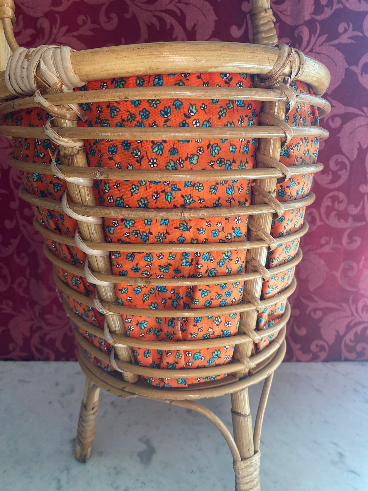 Détail des cannes de rotin horizontales et garniture textile fleurie