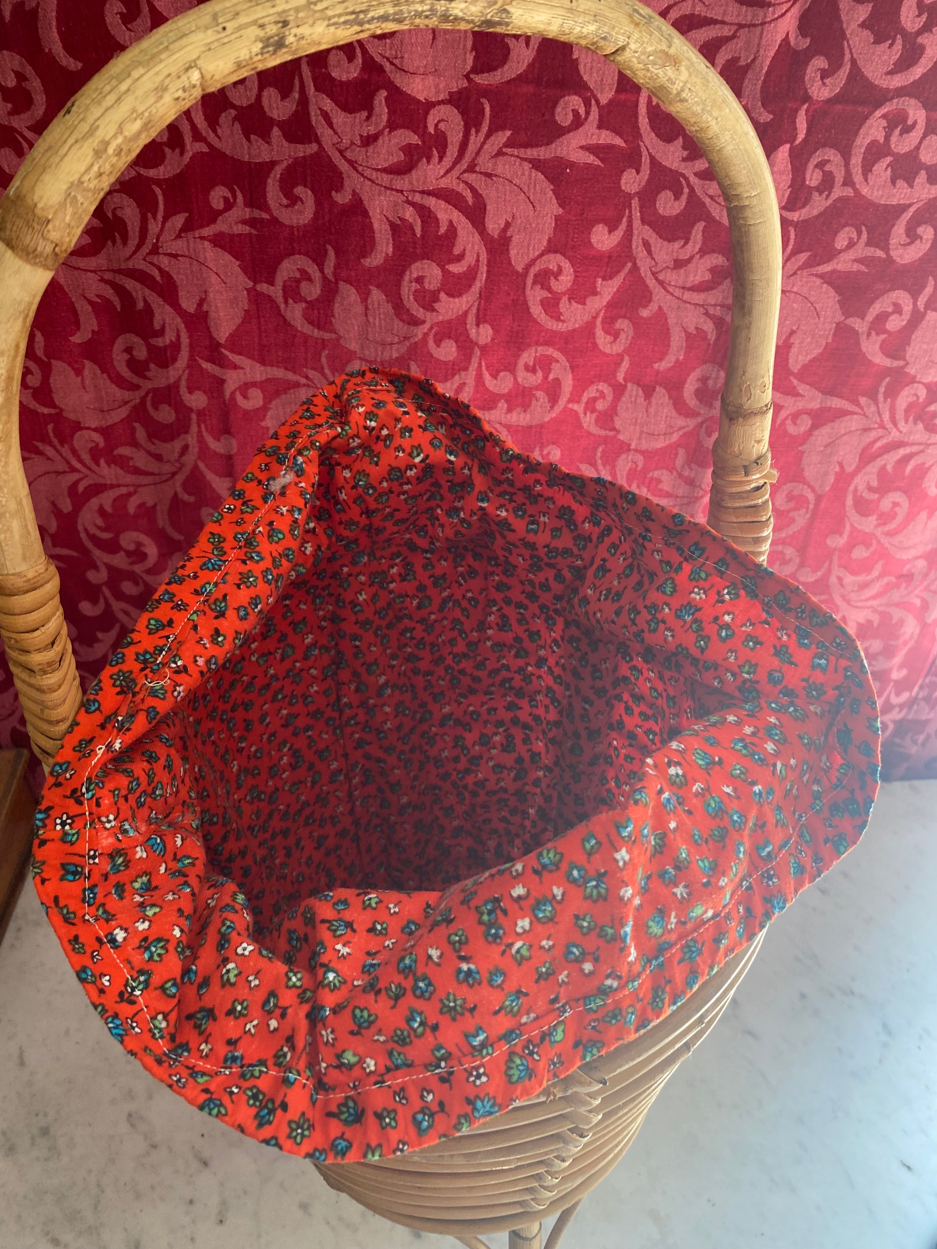 Vue de dessus, intérieur de la corbeille avec doublure tissu fleuri fond sombre