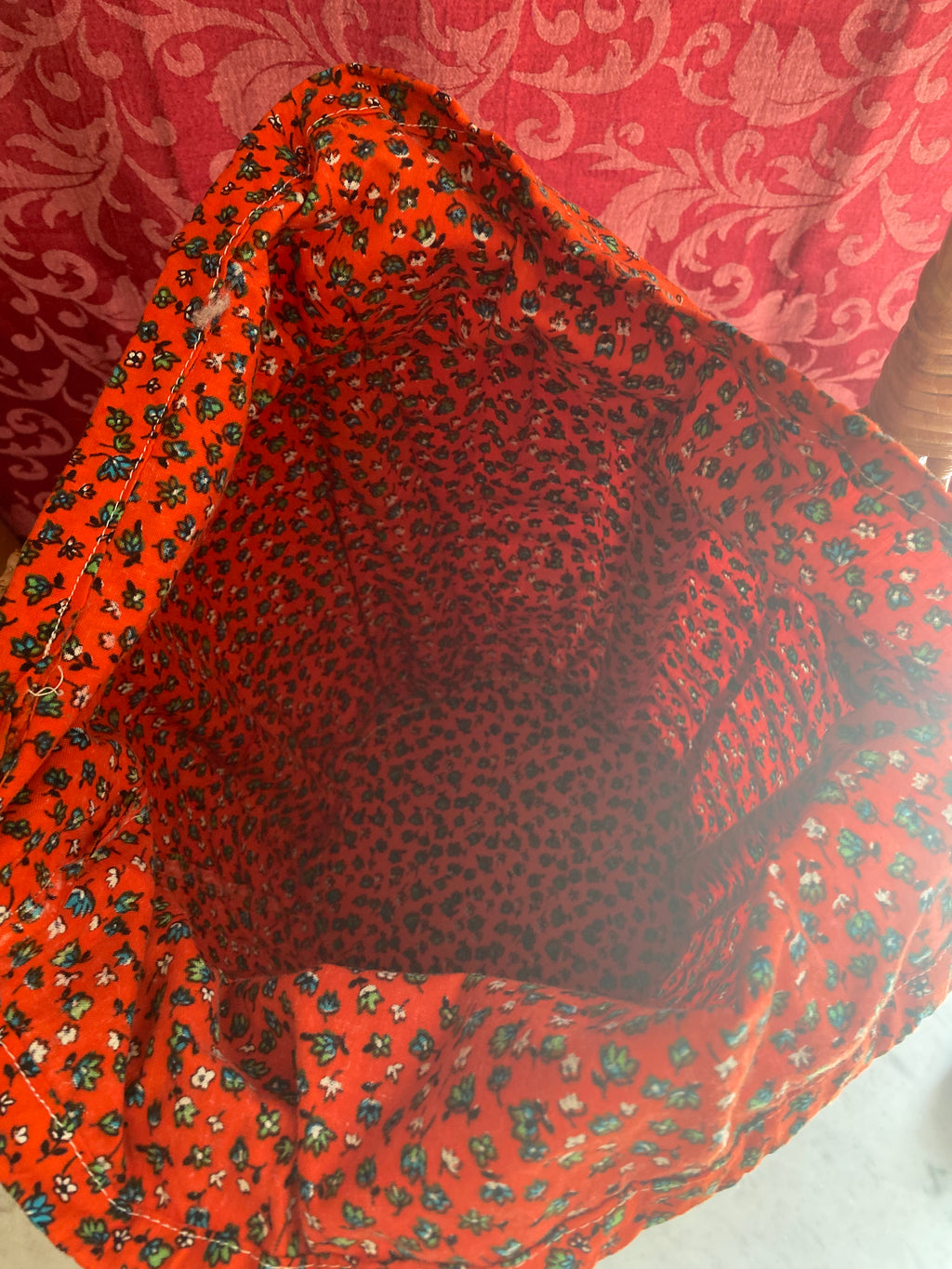 Détail de la doublure intérieure et du bord de la corbeille
