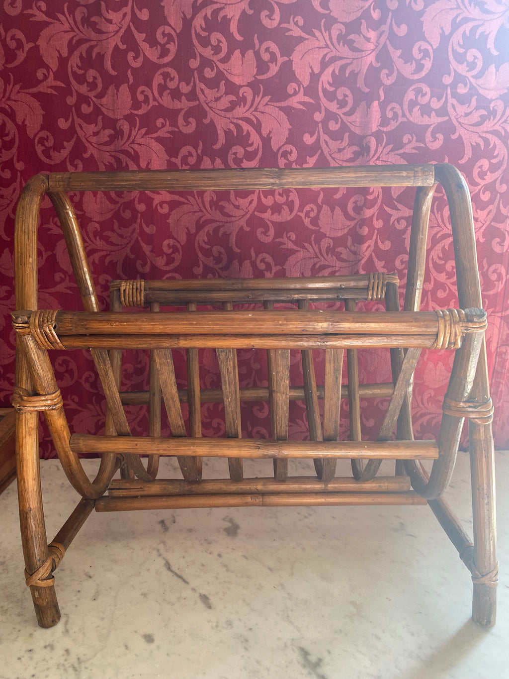 Porte-revues en rotin vintage, vue de face, deux compartiments