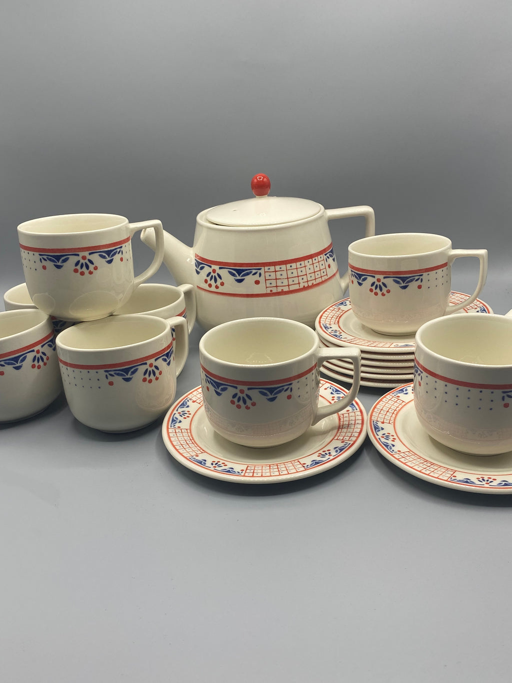 Service à café Comptoir de Famille Damier Rouge, vue d'ensemble, cafière et 8 tasses soucoupes