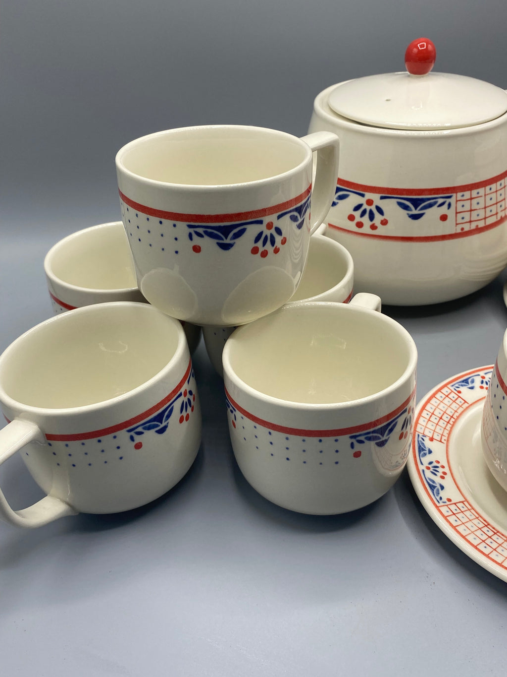 Vue des 4 tasses empilées et cafière, décor Damier Rouge